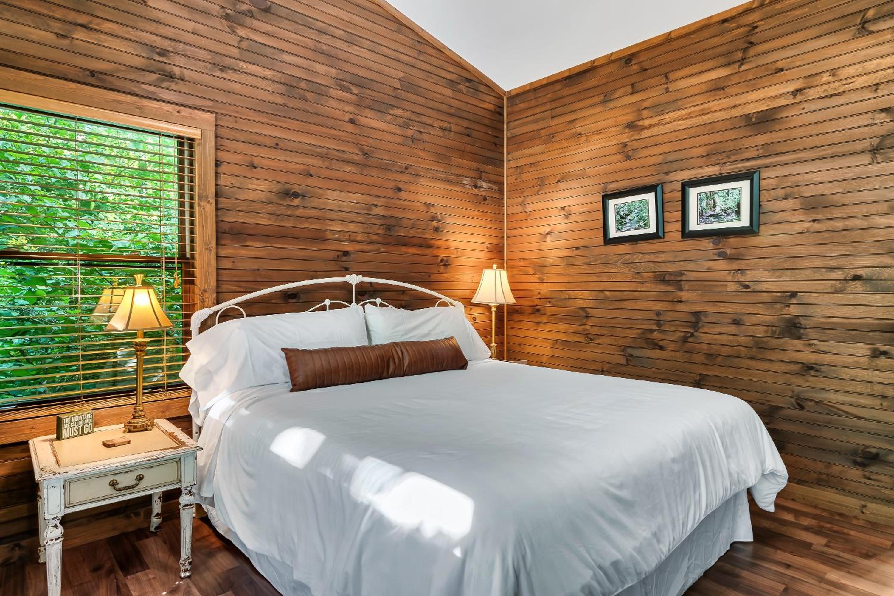 King Room with Balcony - Photo 15