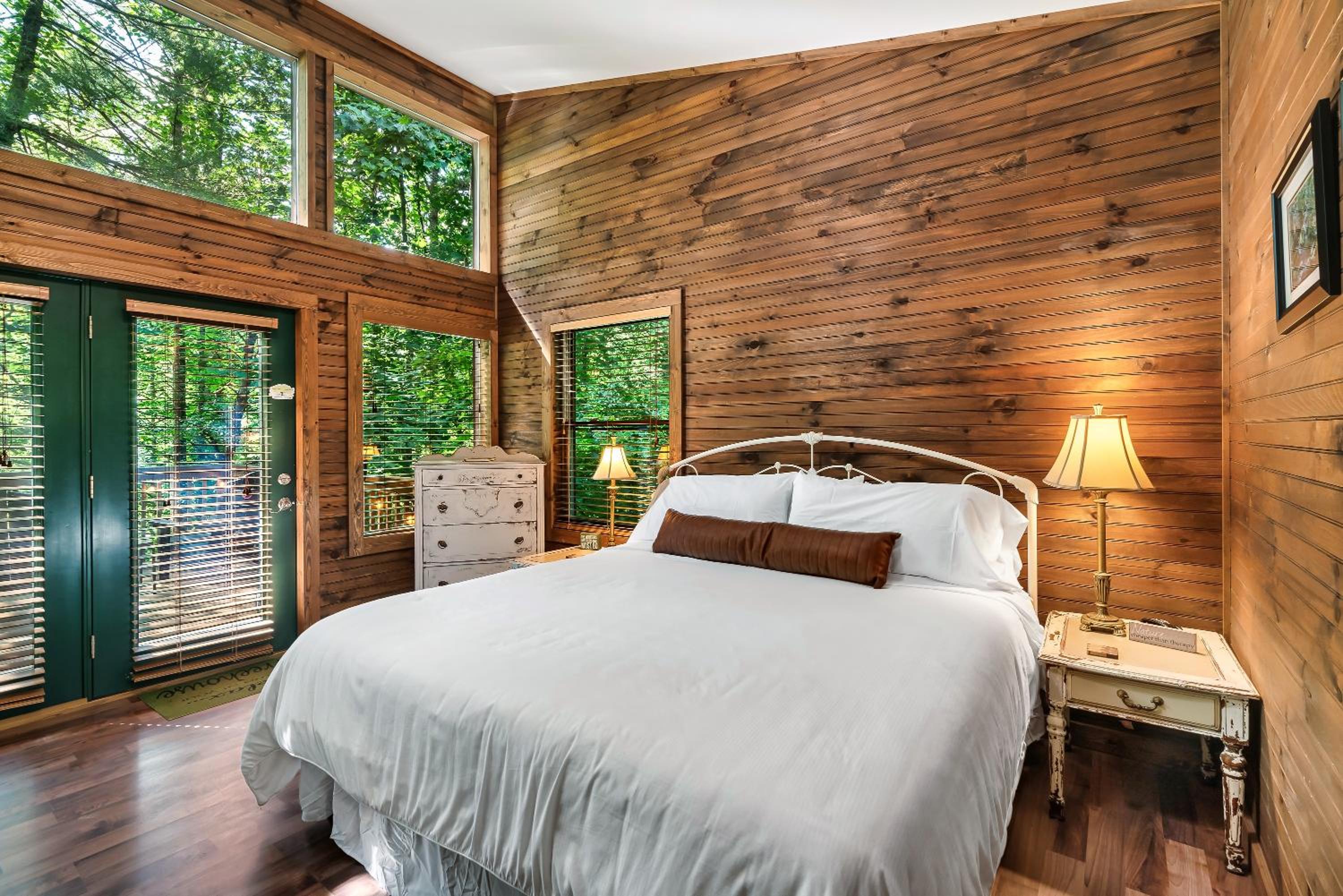 King Room with Balcony - Photo 3