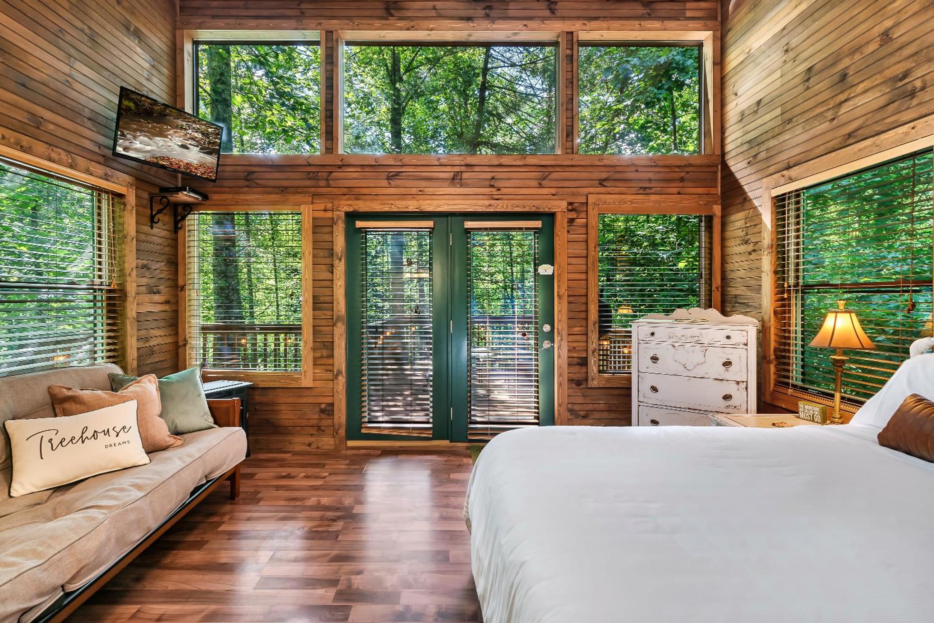 King Room with Balcony - Photo 9