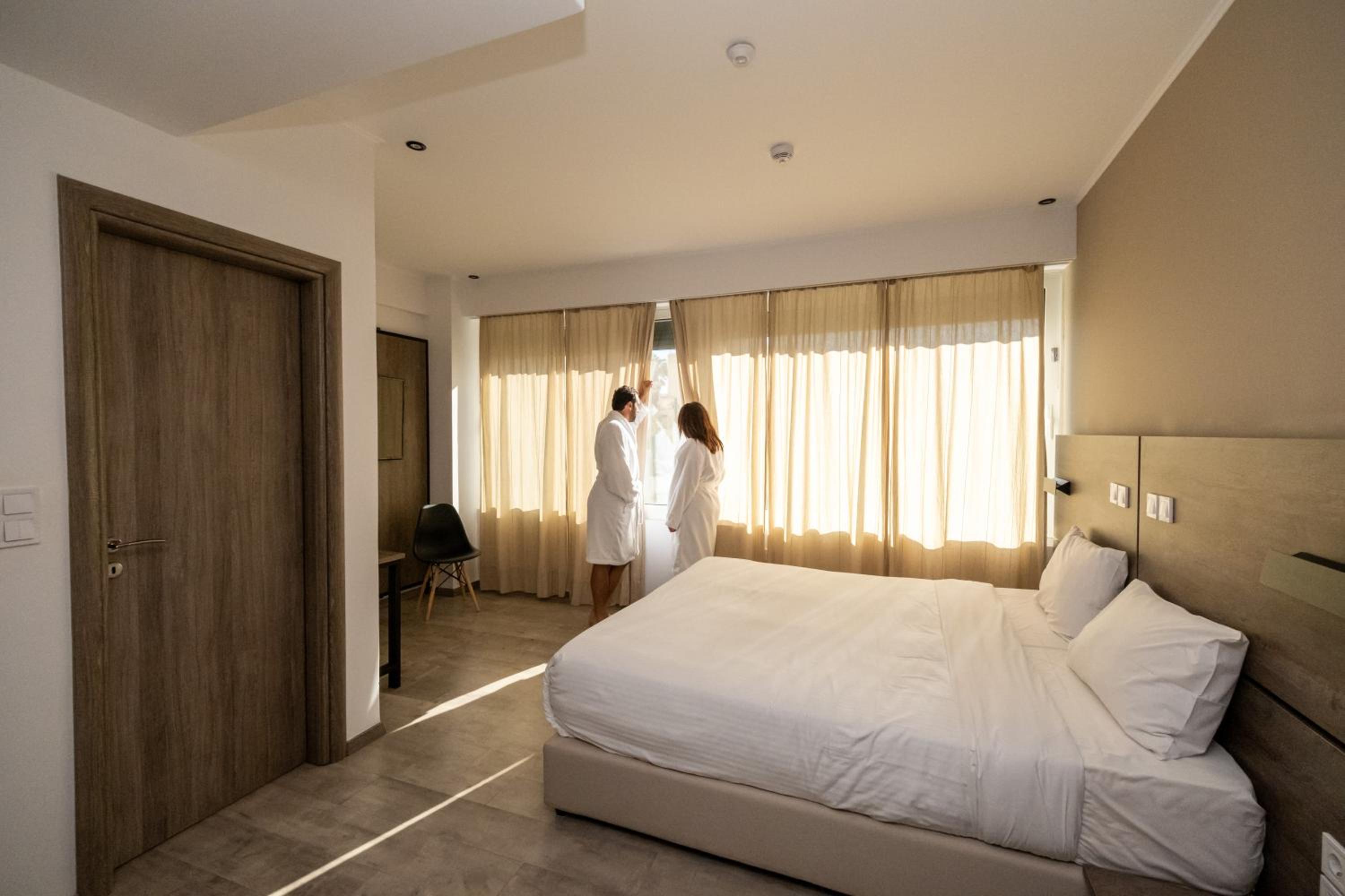 Standard Double Room - Photo 12