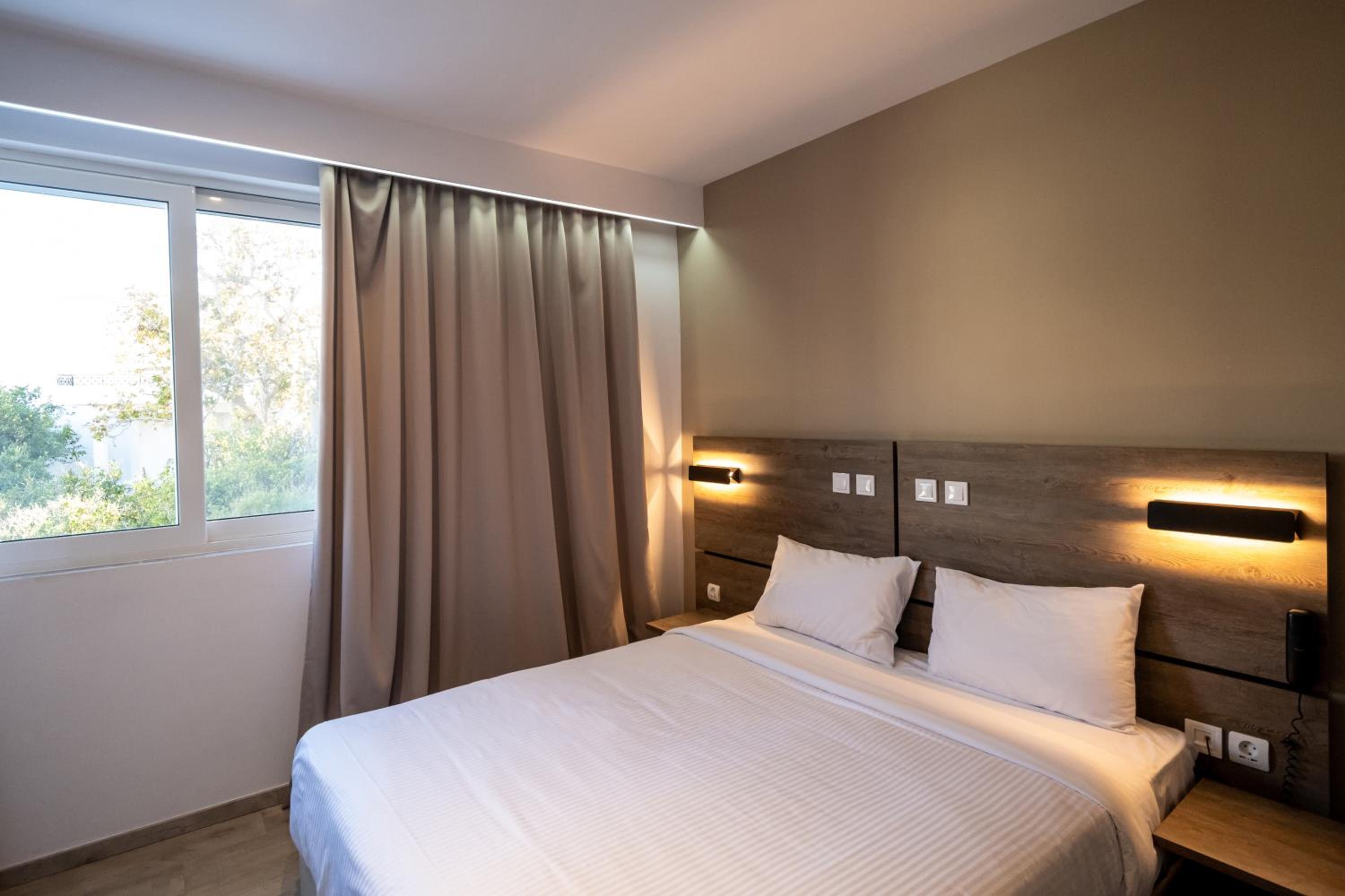 Standard Double Room - Photo 11