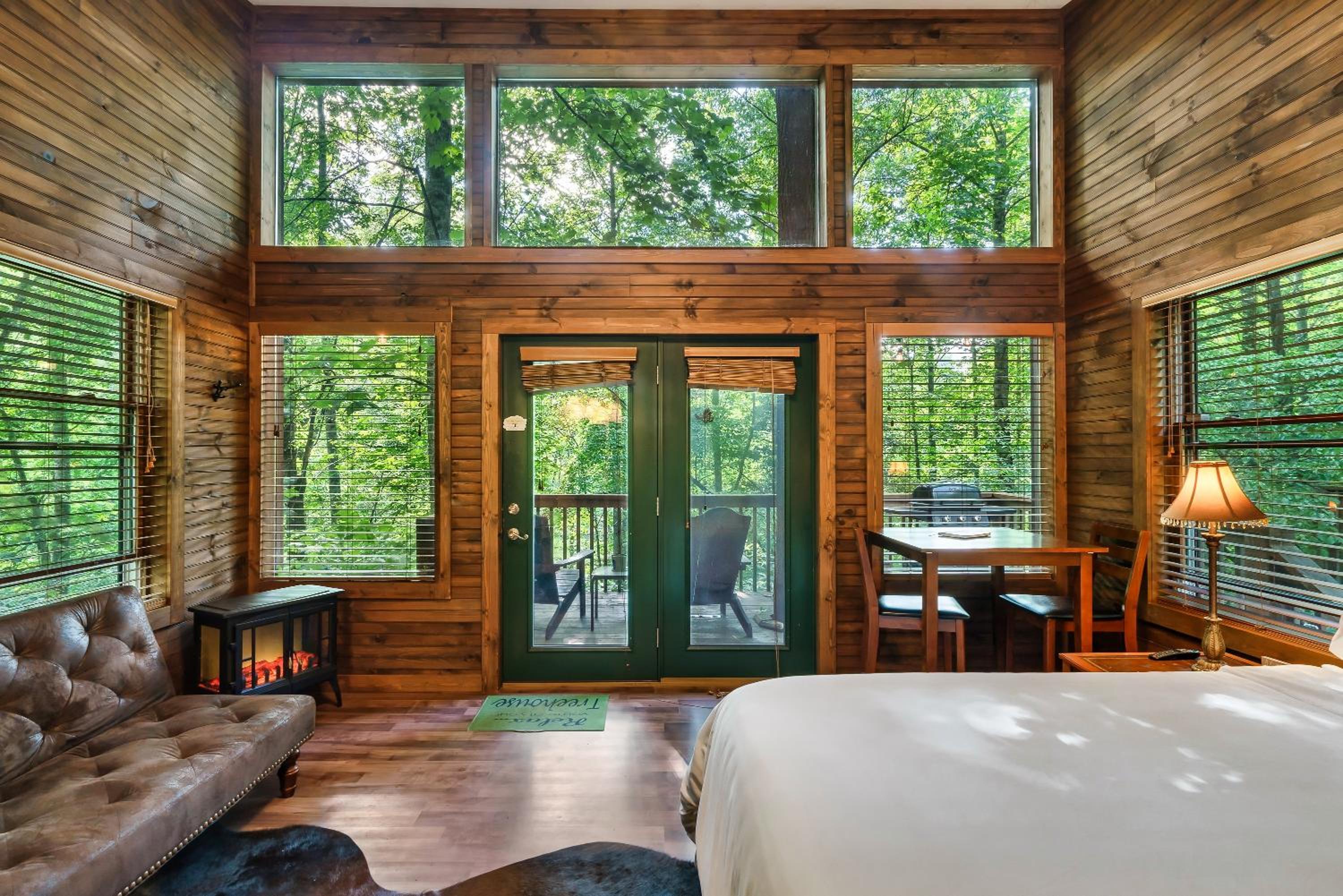 King Room with Balcony - Photo 1