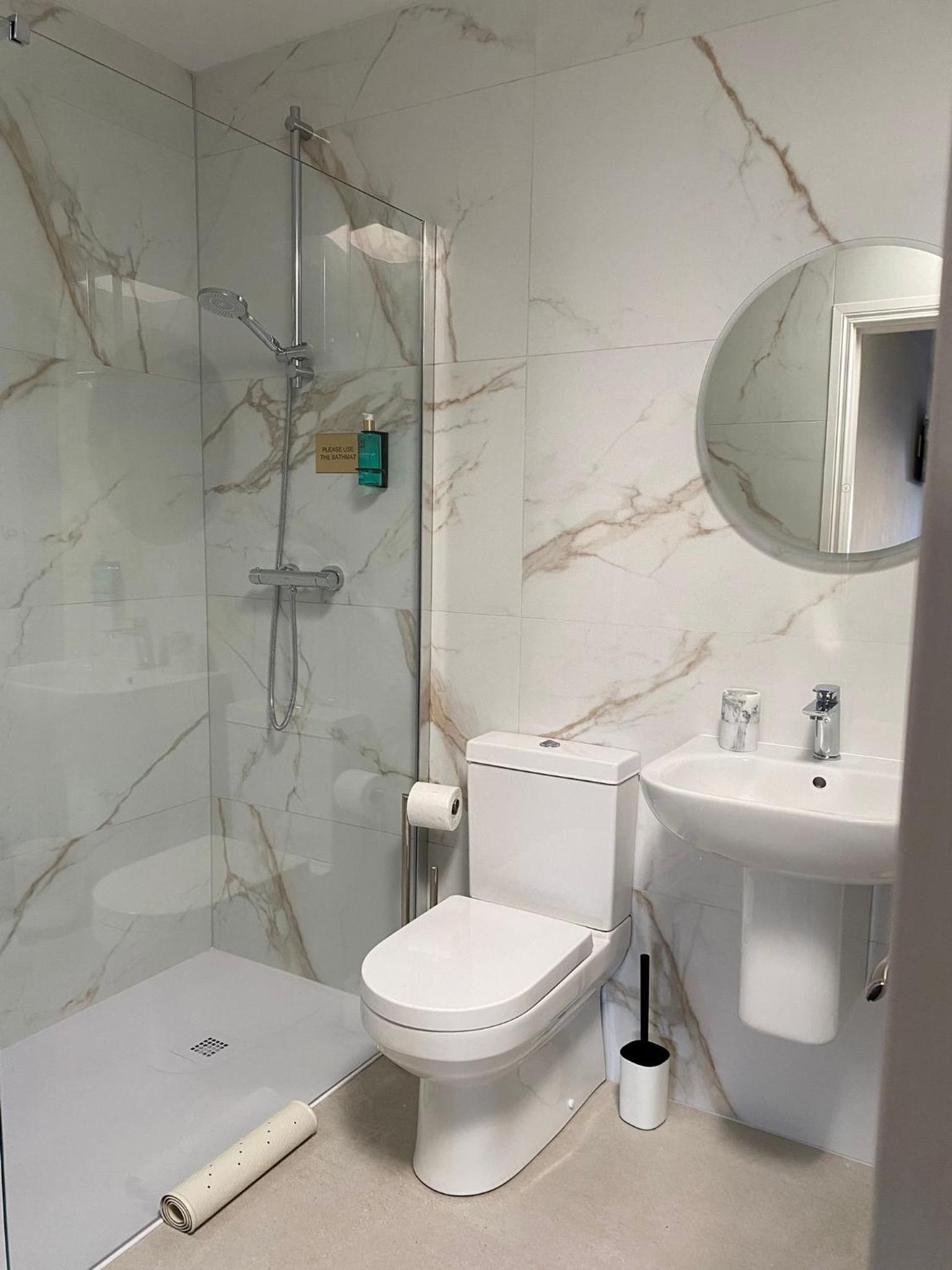 Double Room with Private Bathroom - Photo 4