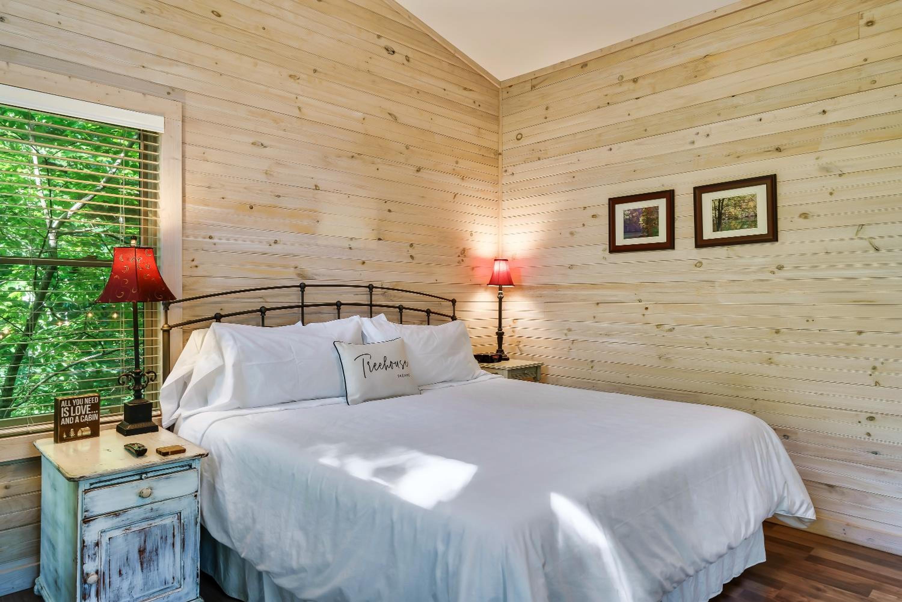 Deluxe Double Room (2 Adults + 1 Child) photo 3