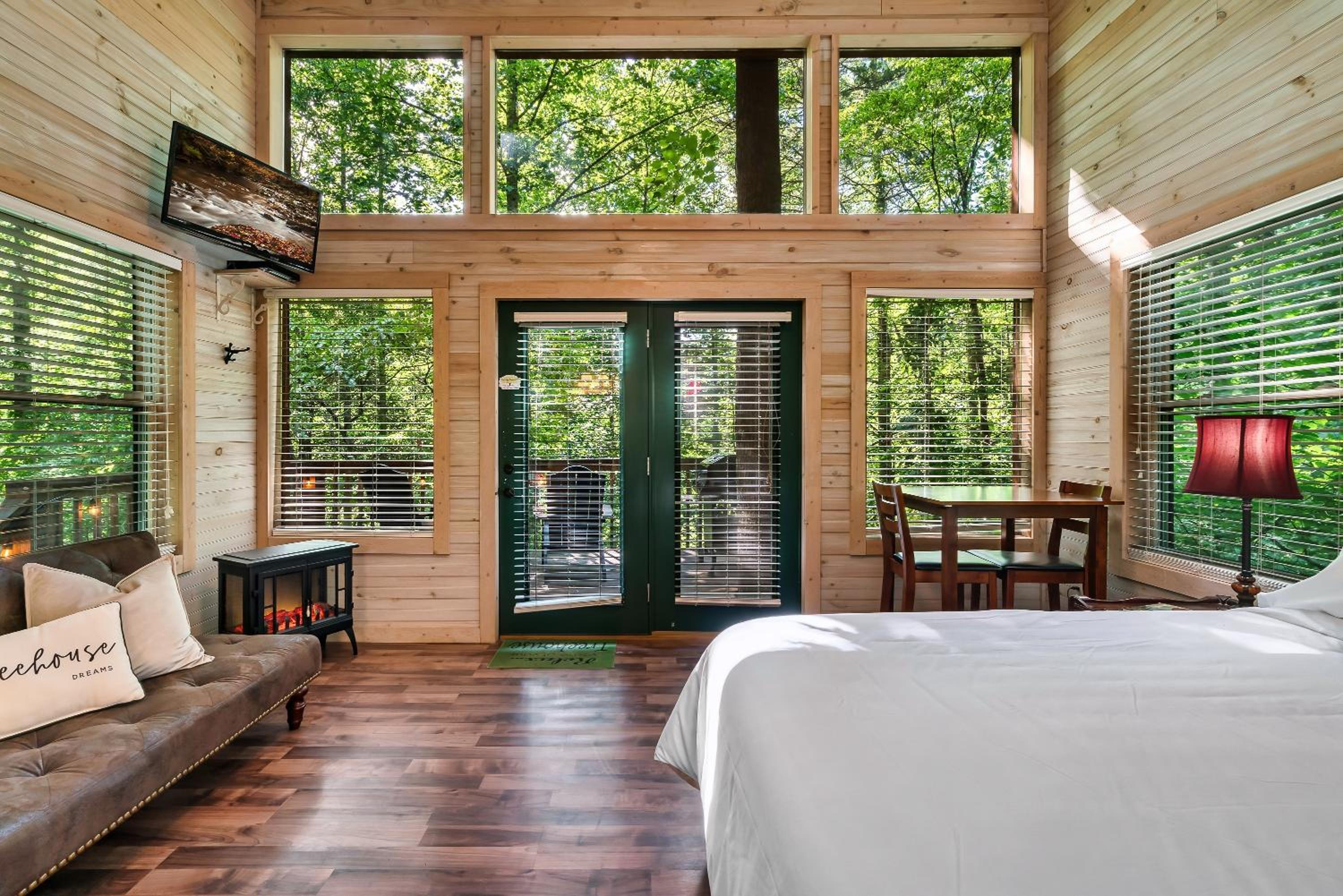 Deluxe Double Room with Balcony - Photo 5