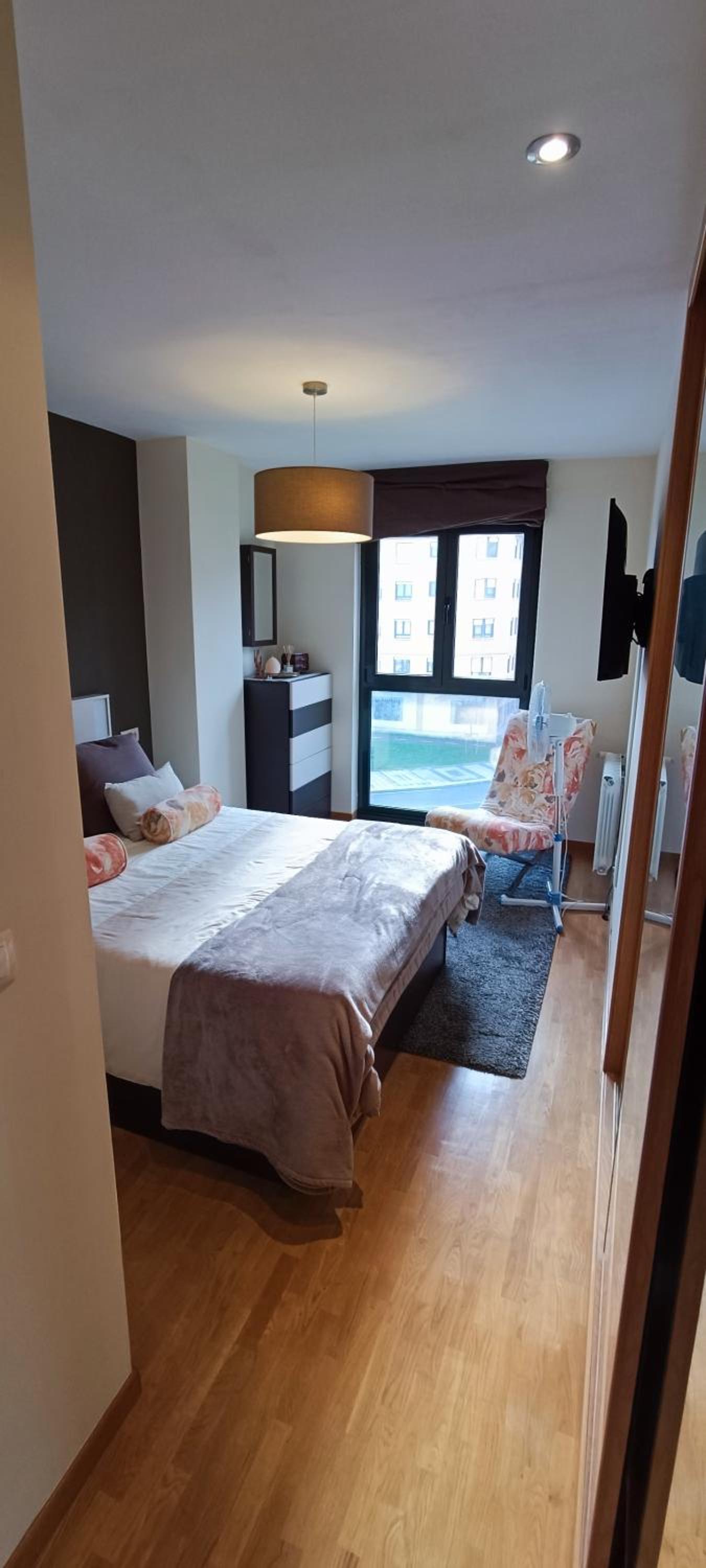 Apartamento de tres habitaciones con balcón