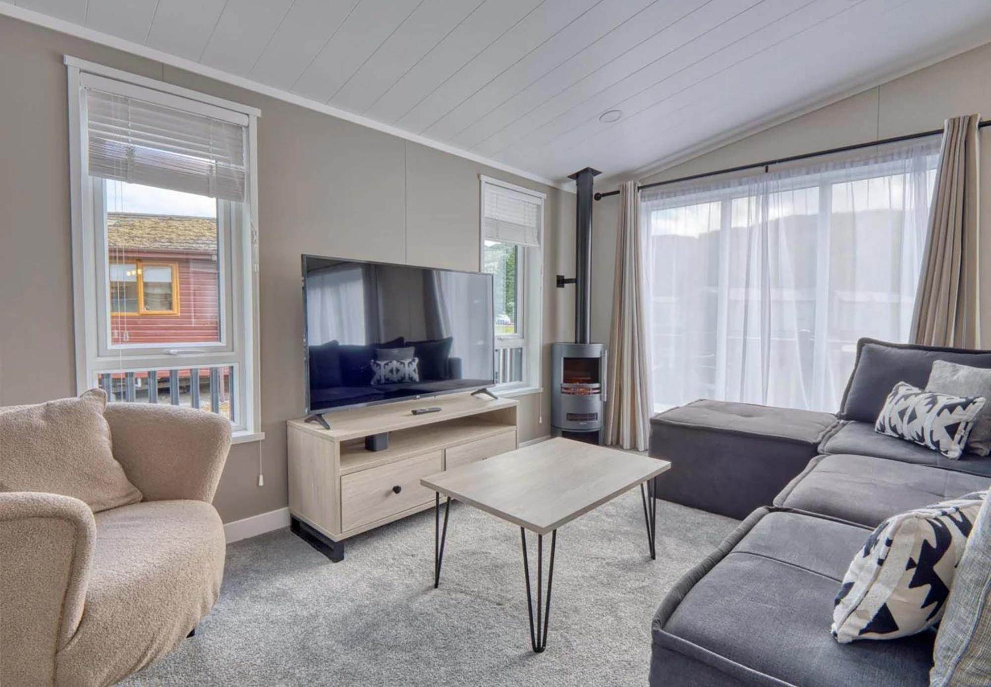 Pet friendly Luxury Hot Tub Lodge 2 bed