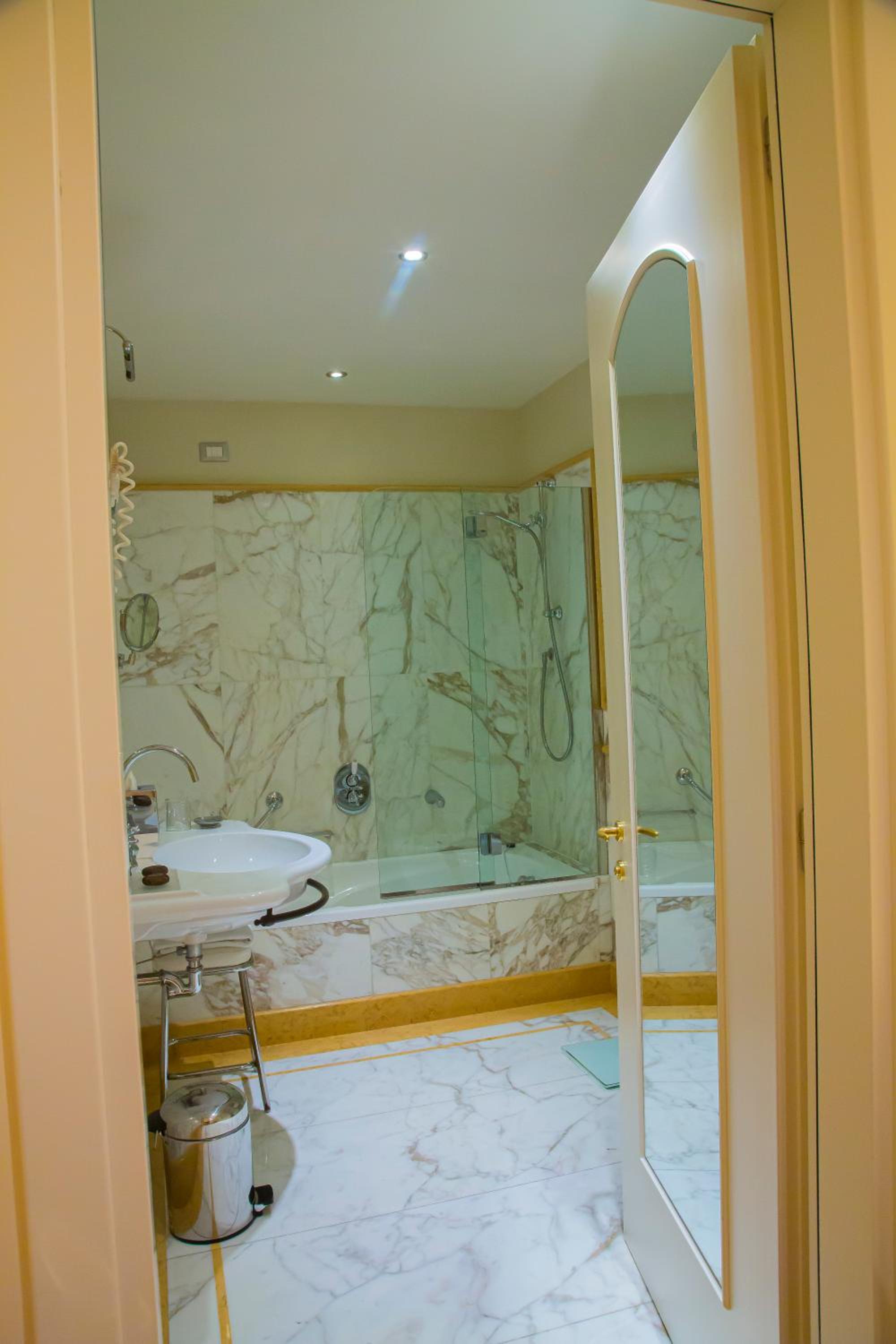 Deluxe Double or Twin Room - Photo 5
