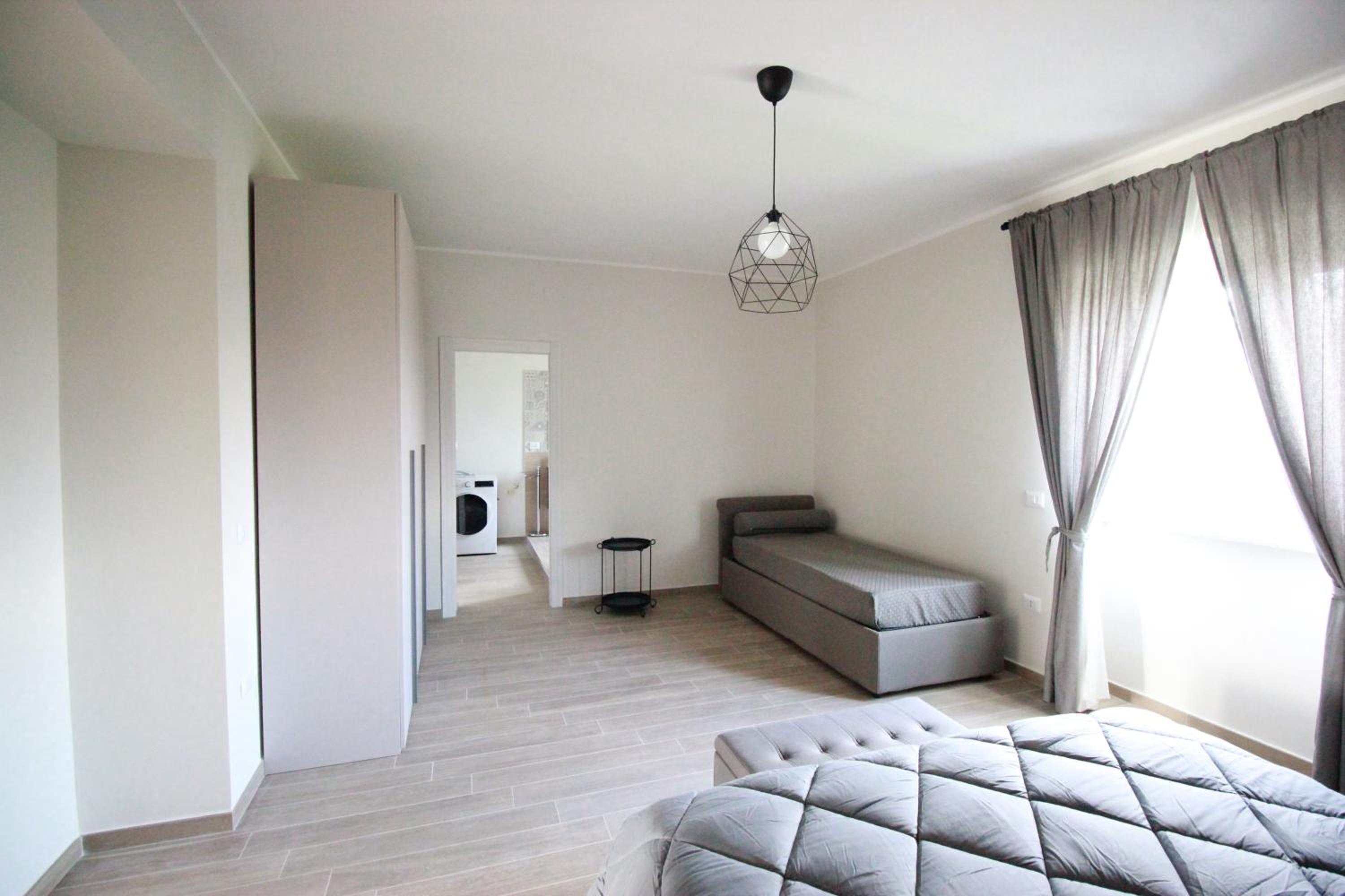 One-Bedroom Apartment photo 1