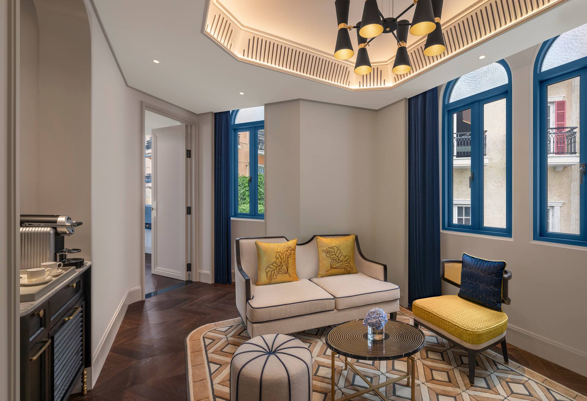 King Sorrento Aria Corner Suite