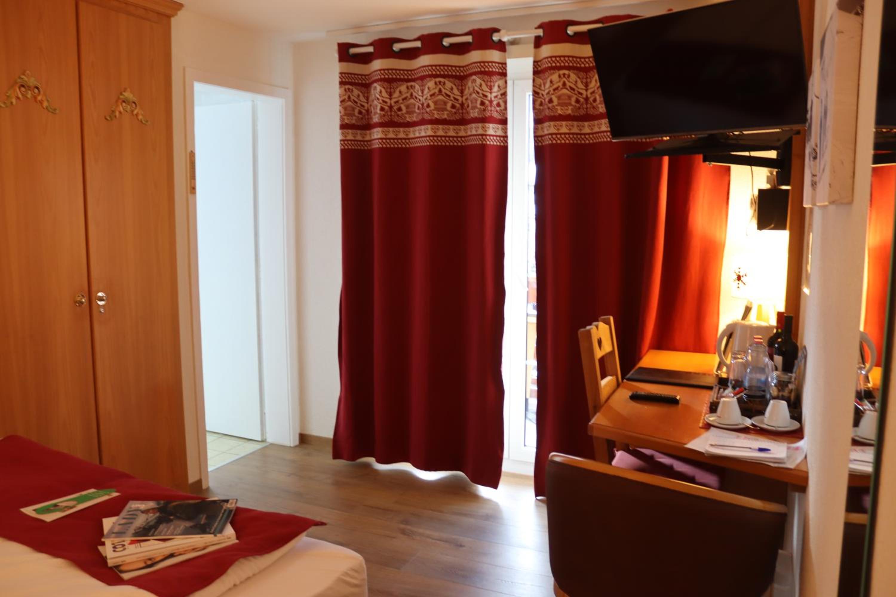 Double Room with Balcony - Photo 12