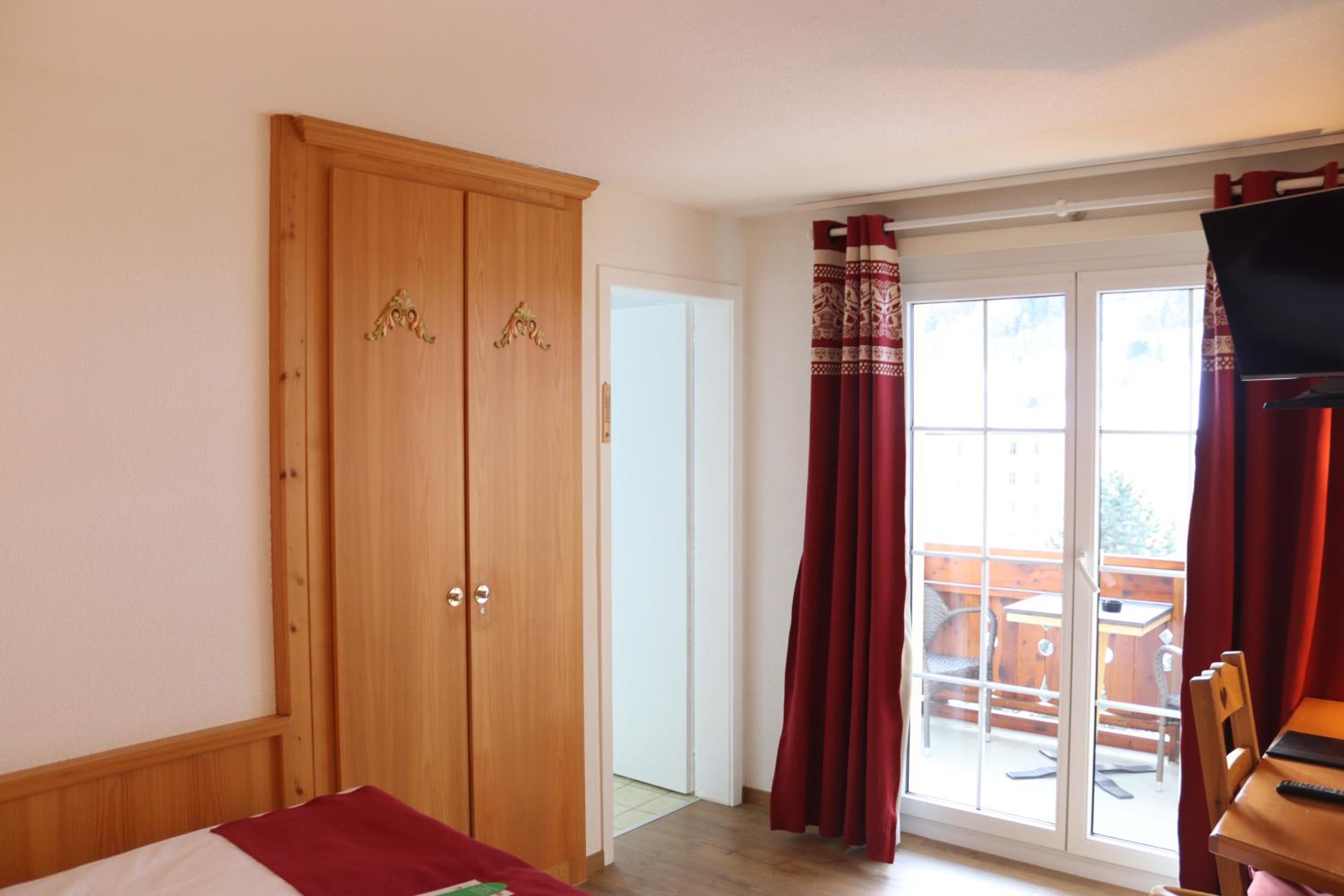 Double Room with Balcony - Photo 16