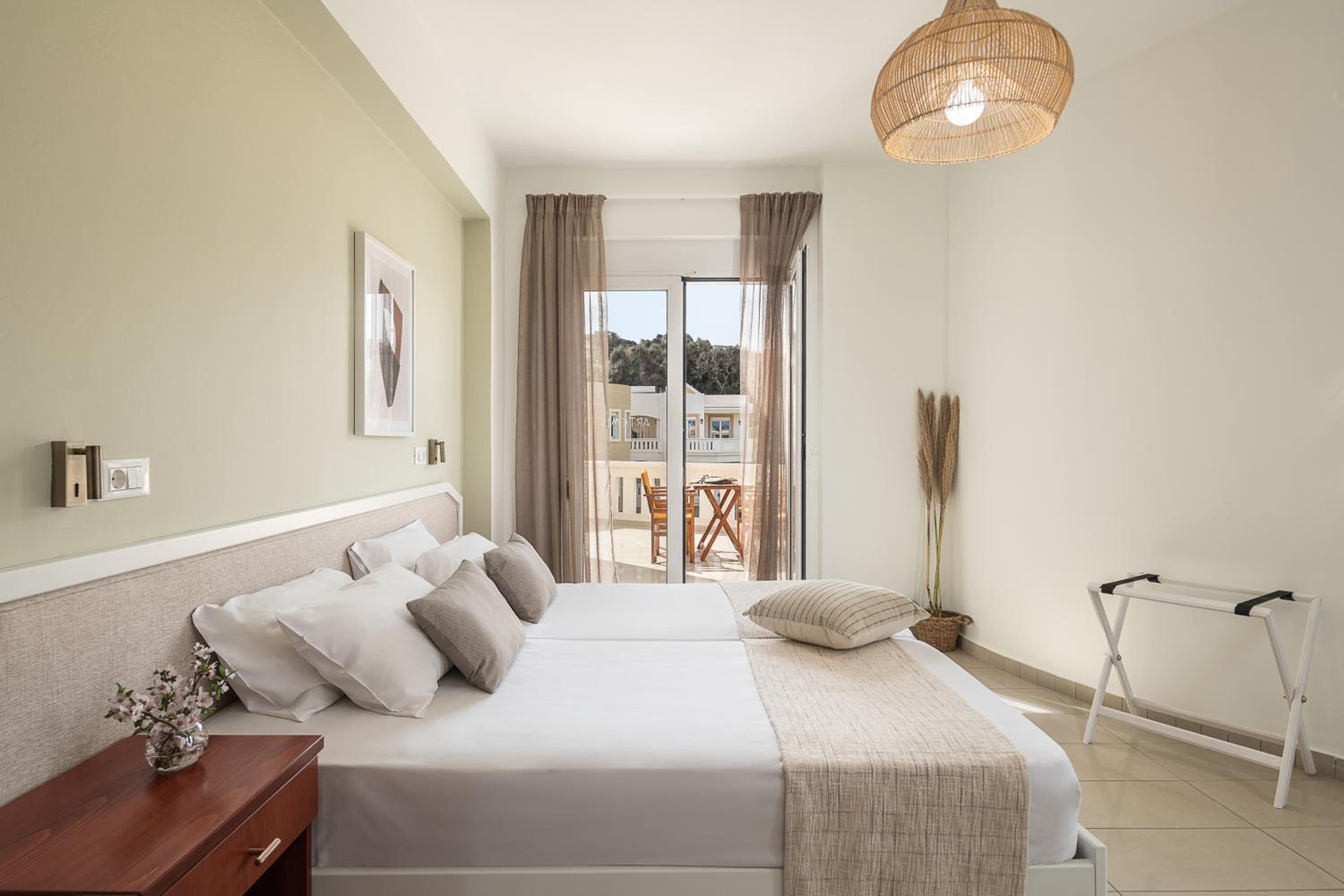 Deluxe Suite - Photo 11