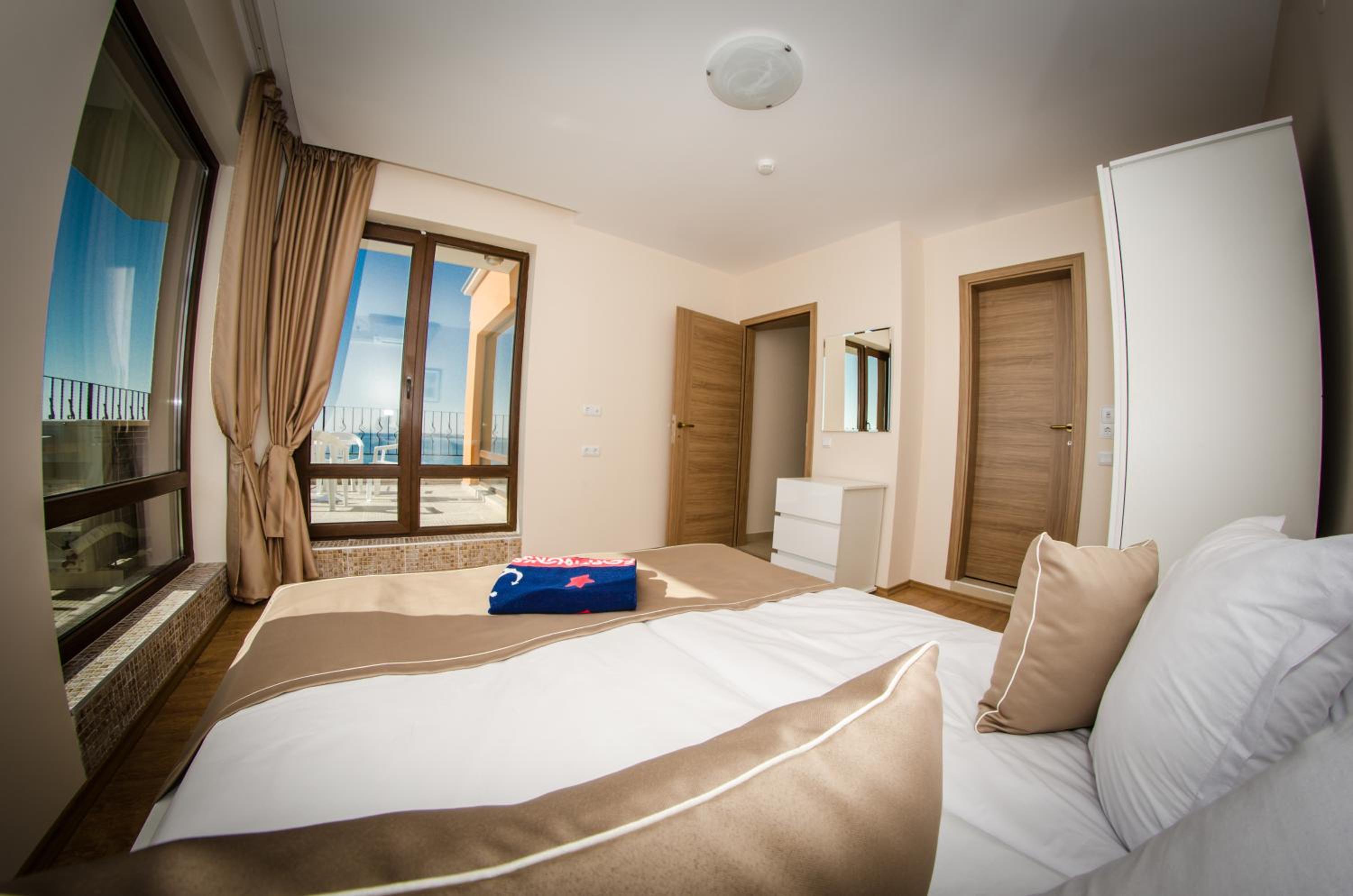 Three-Bedroom Apartment with Balcony (6 Adults + 2 Children)