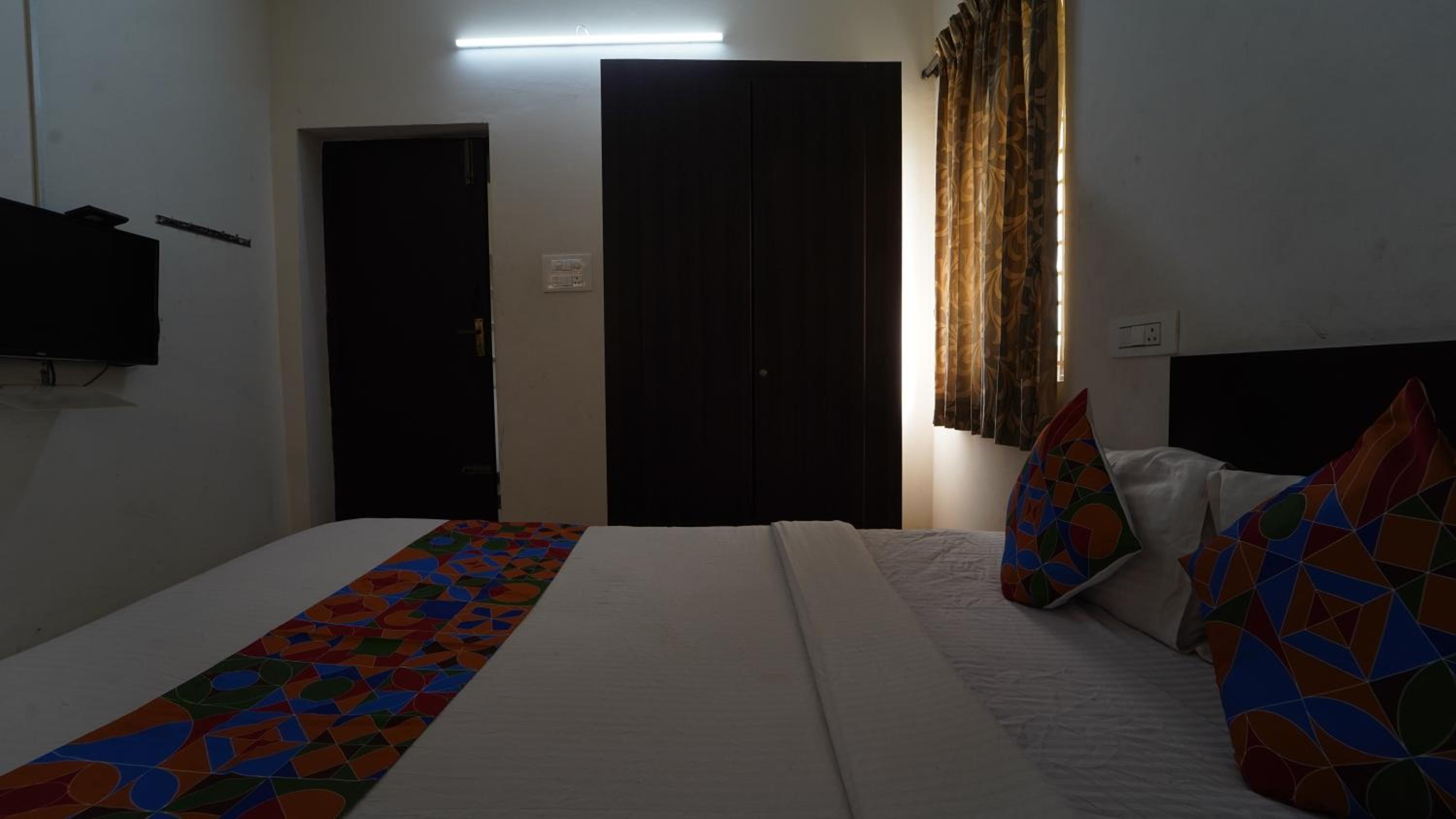 Deluxe Room - Photo 12