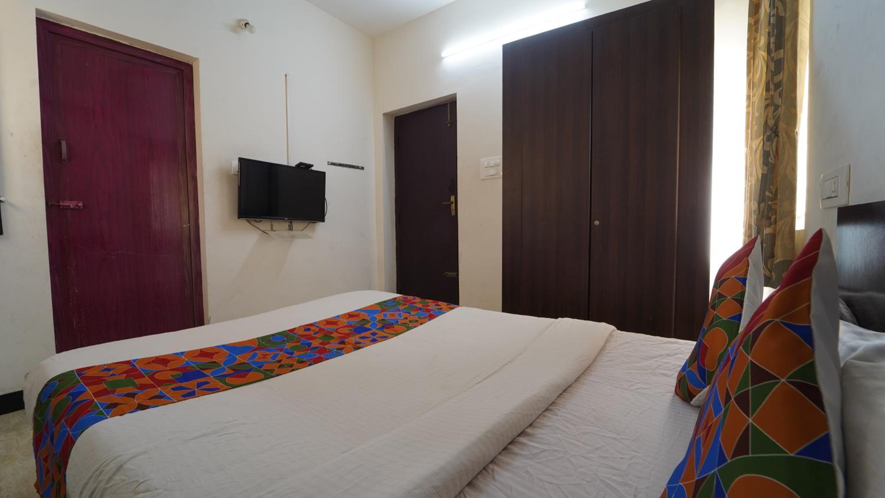 Deluxe Room - Photo 15