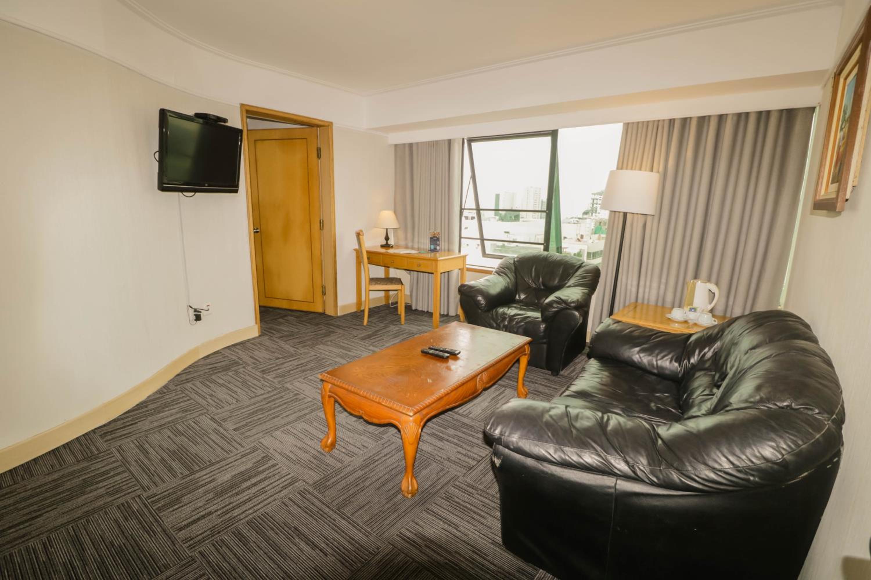 Executive Suite - Photo 5