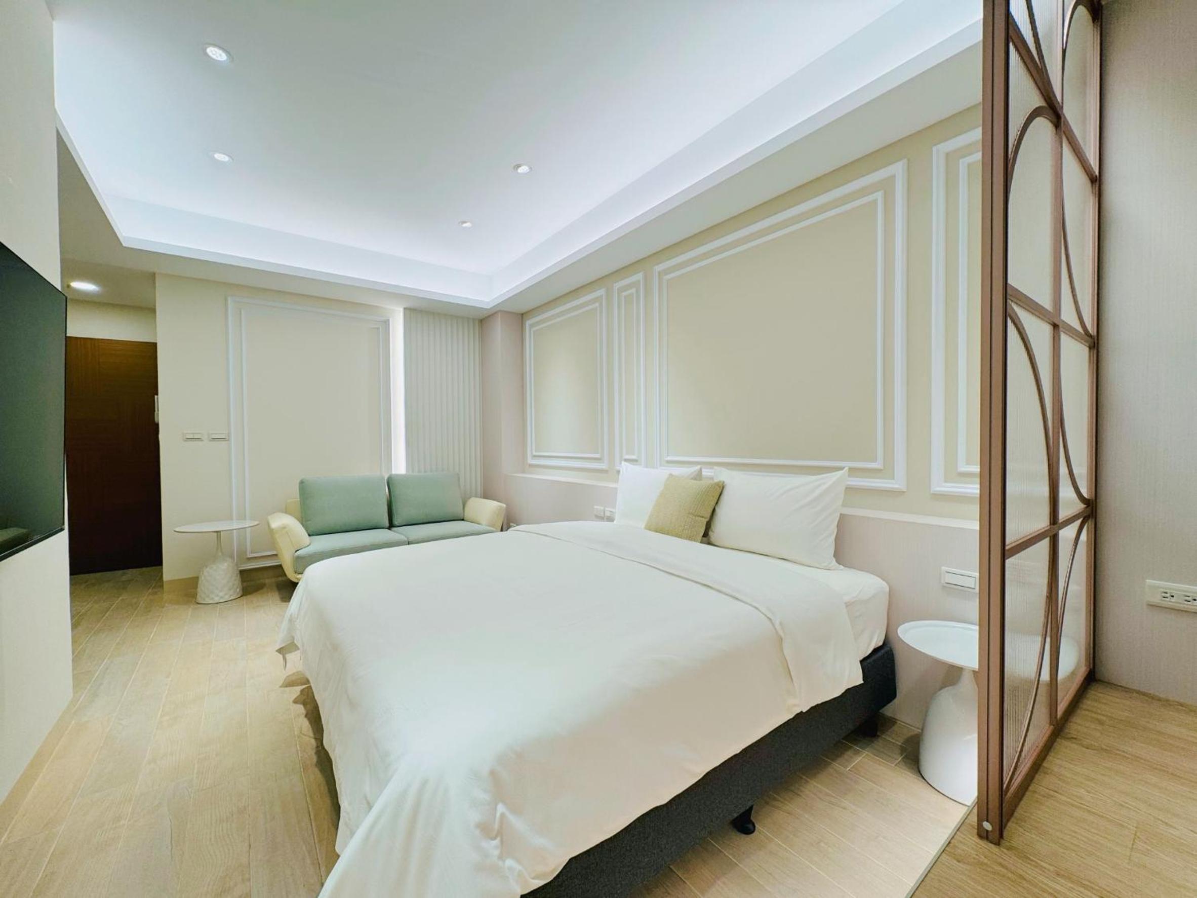 Queen Room photo 2