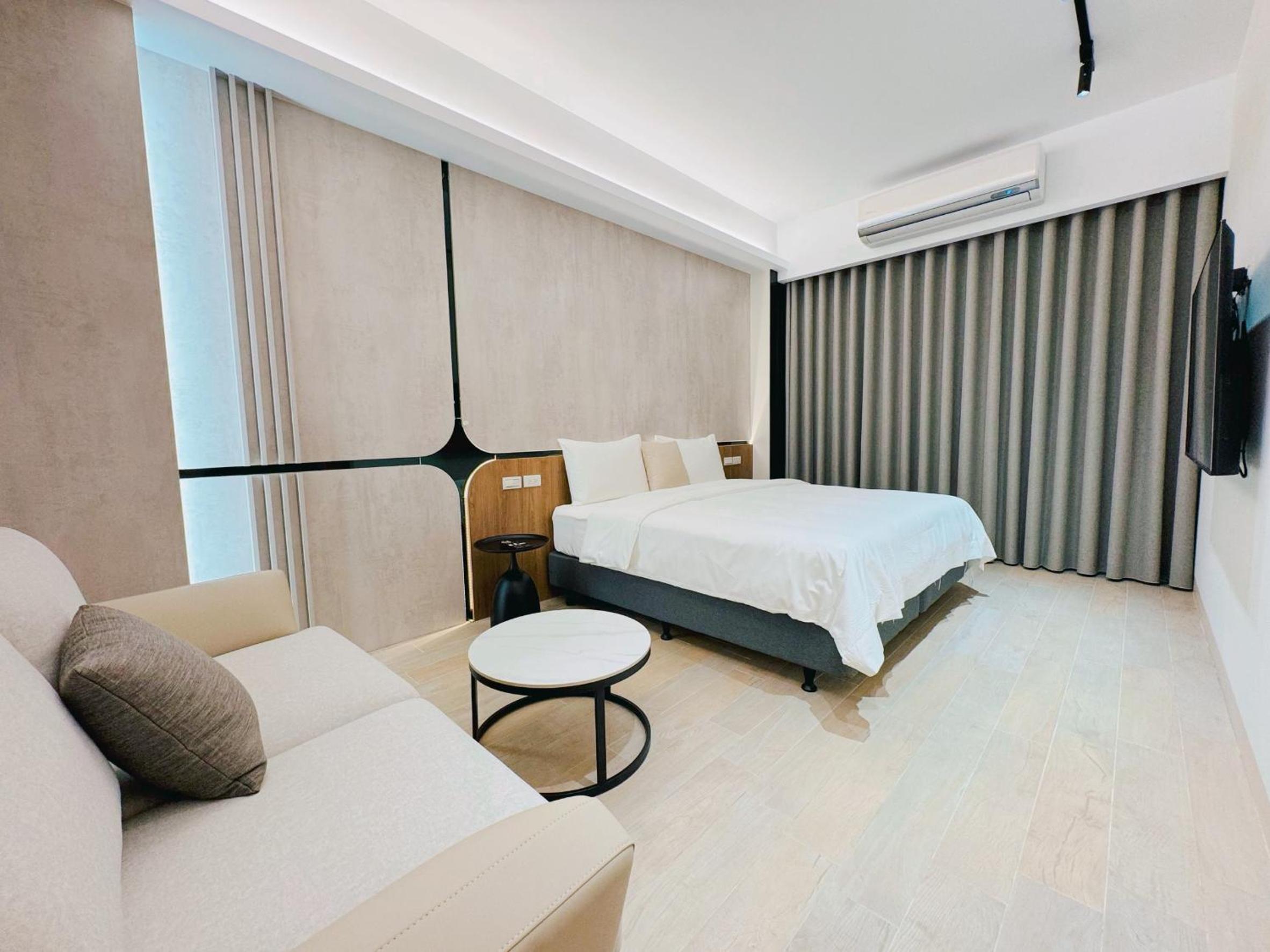 Deluxe Double Room with Balcony photo 2