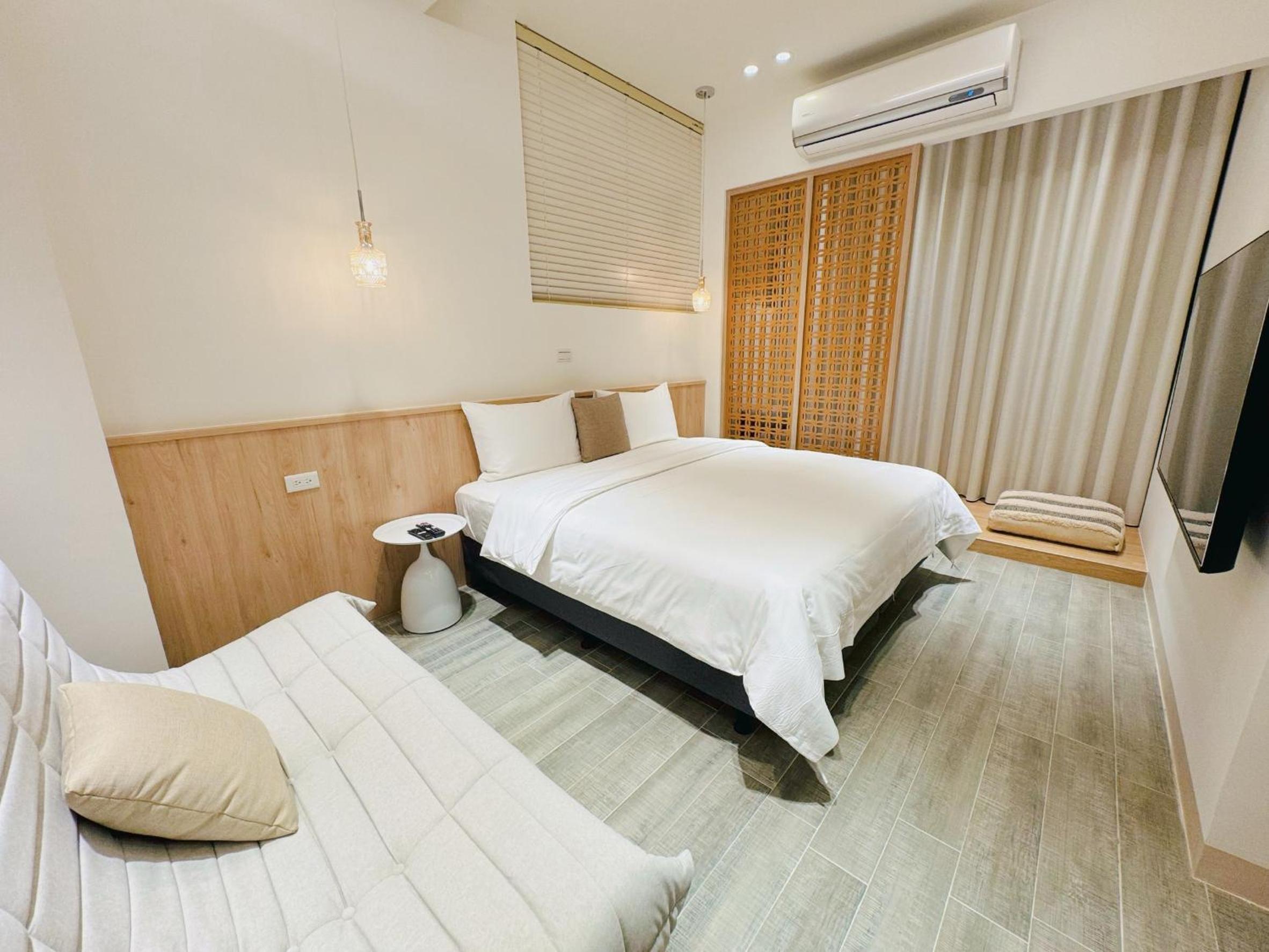 Queen Room with Balcony photo 1