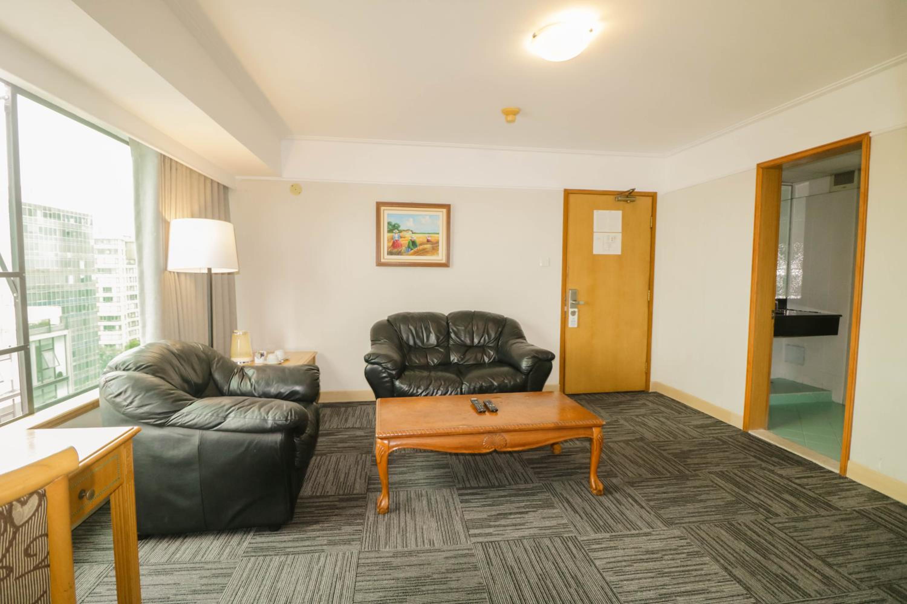 Executive Suite - Photo 2