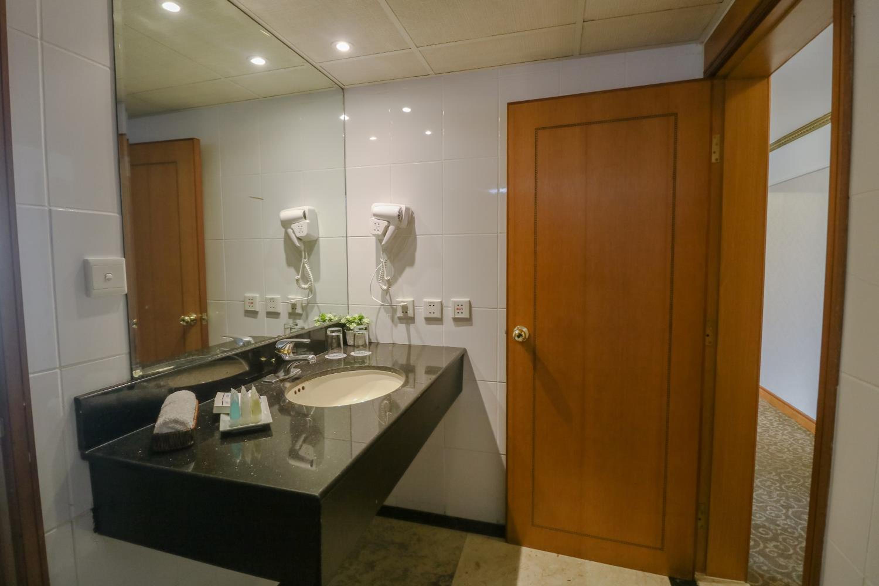 One-Bedroom Suite - Photo 9