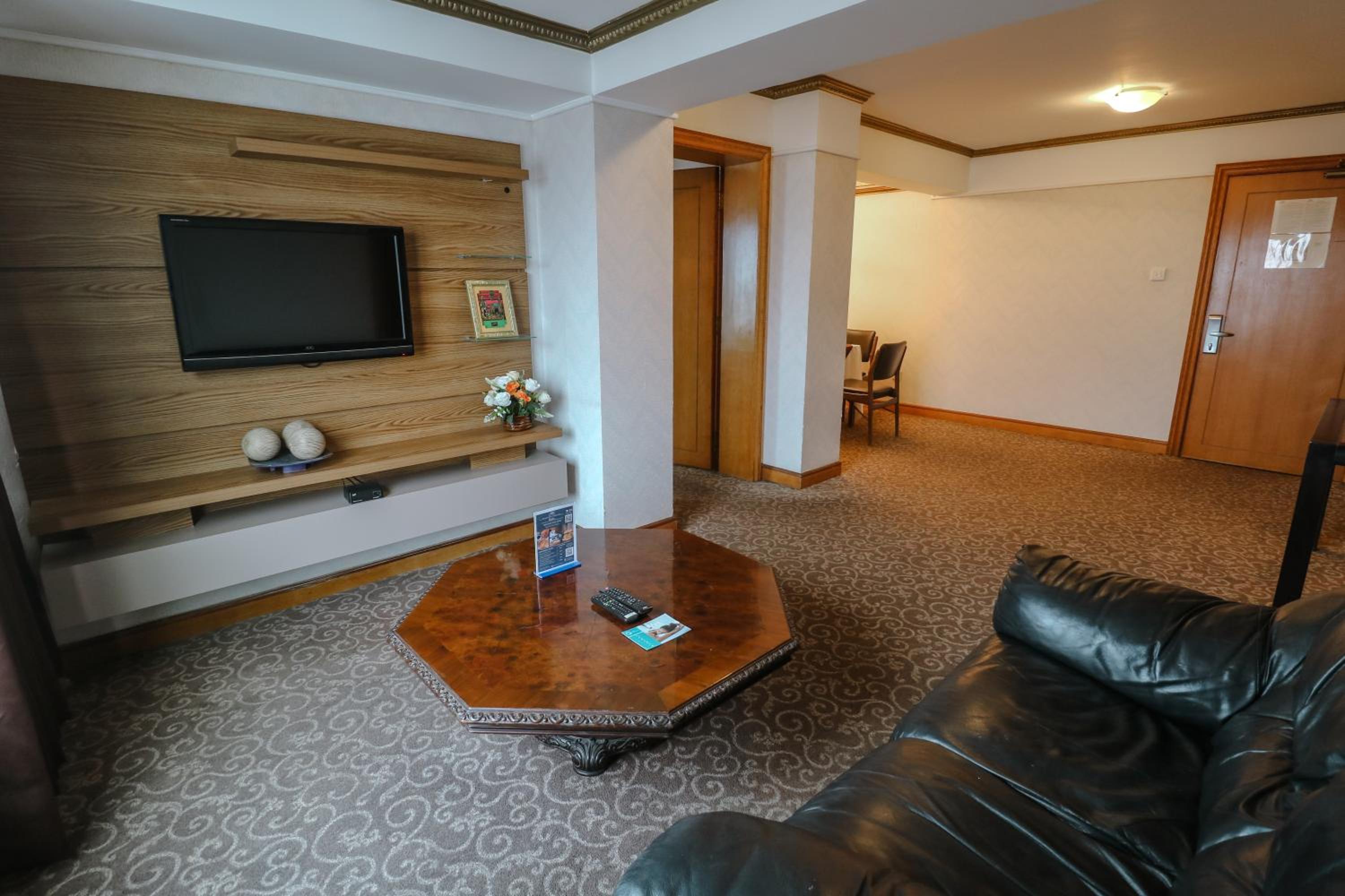 One-Bedroom Suite - Photo 4