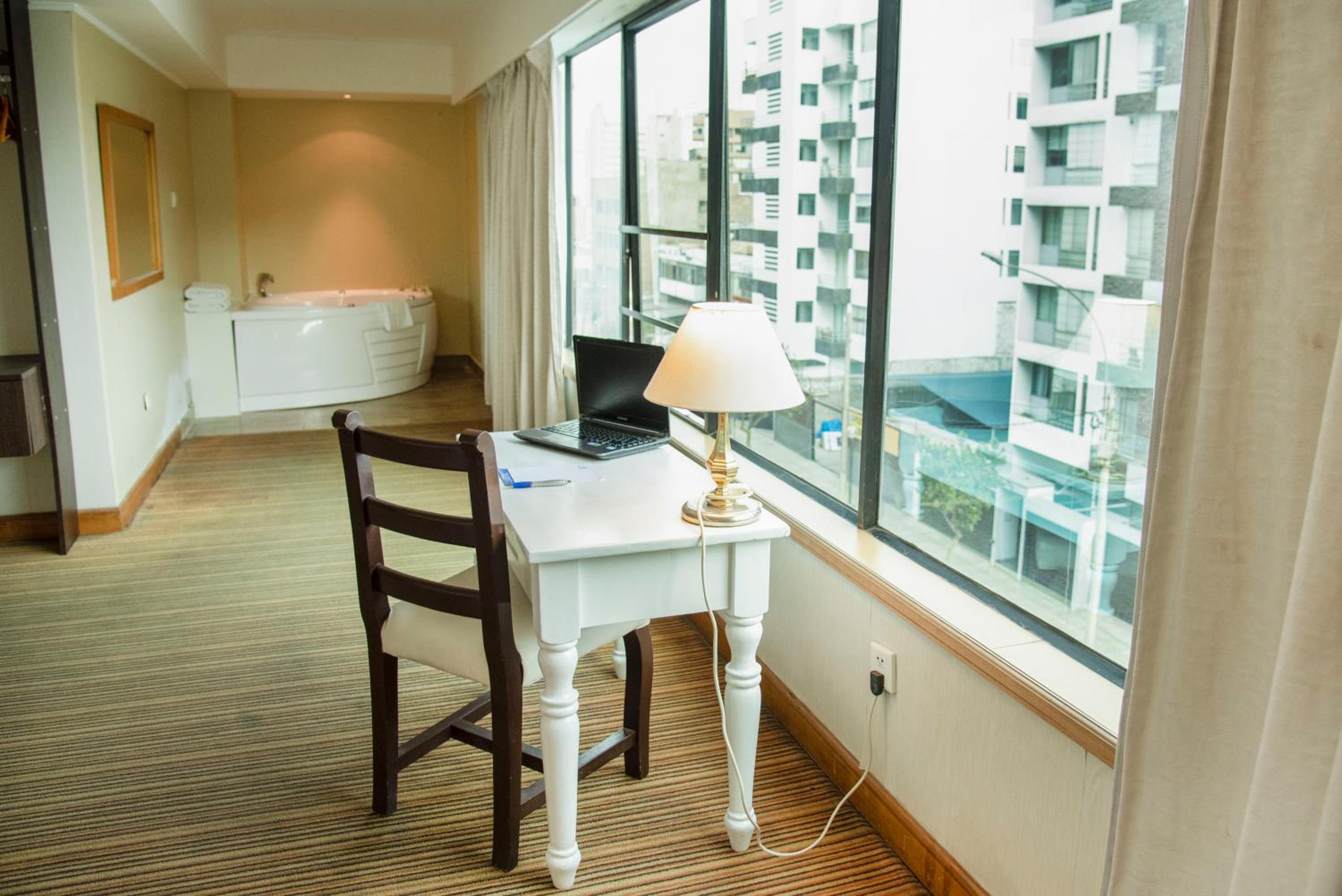 Deluxe Queen Room - Photo 3