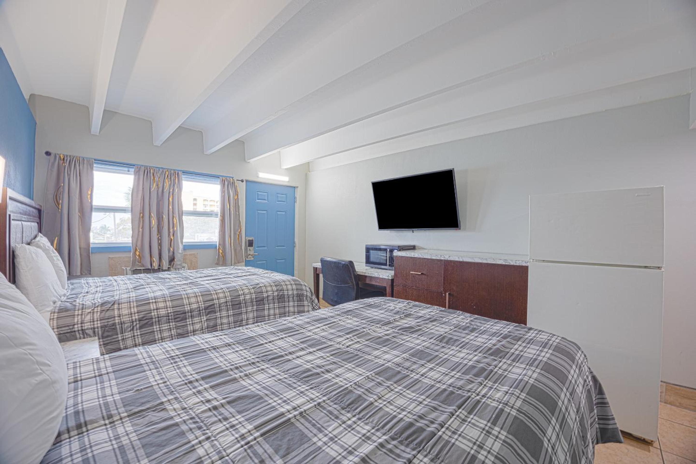 2 Full Beds Non-Smoking photo 2