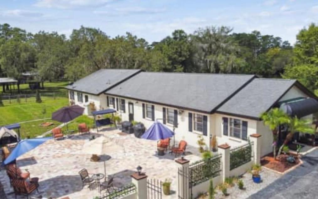 Five-Bedroom House photo 3