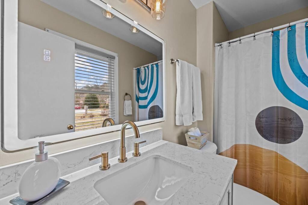 Three-Bedroom House photo 3