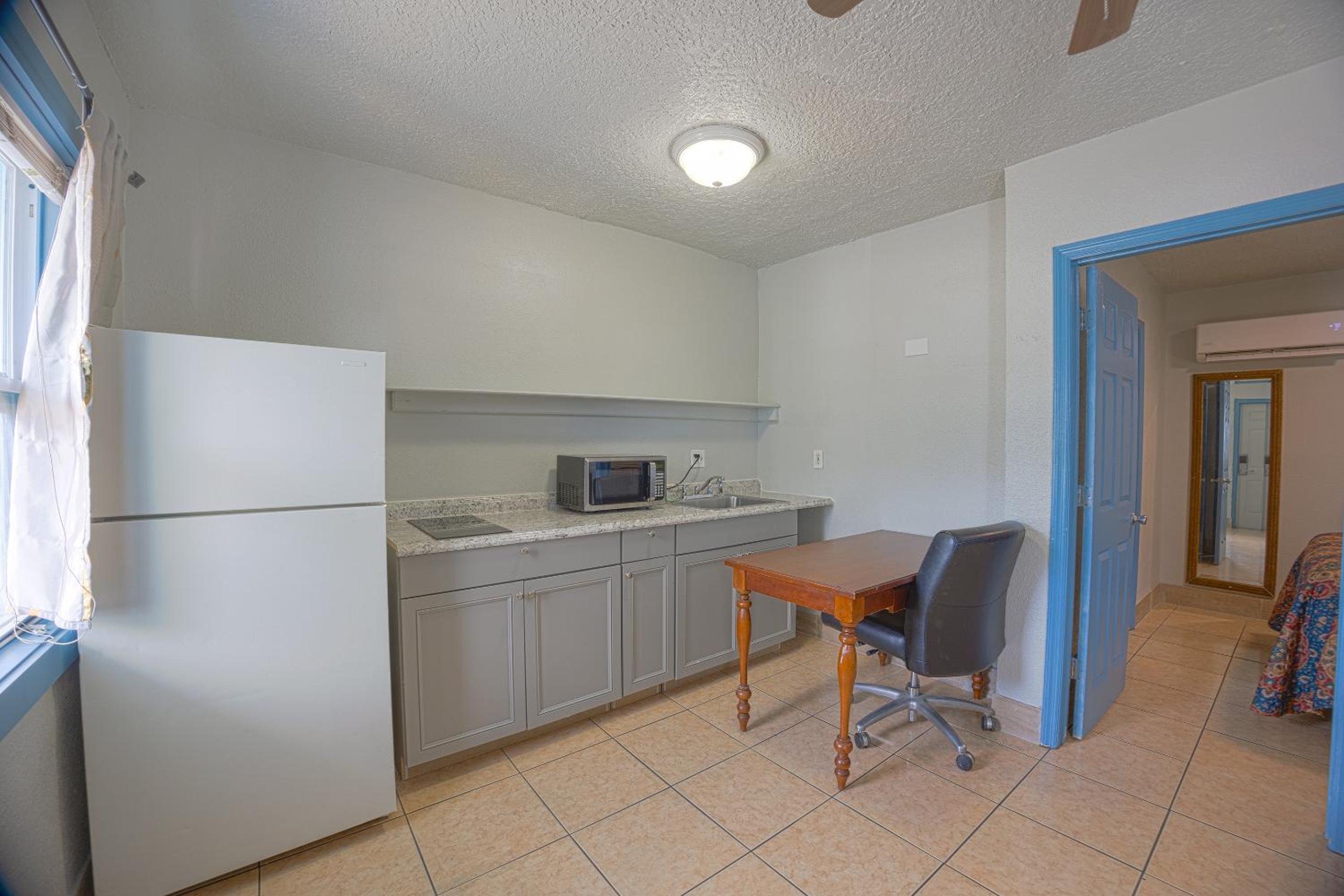 1 Bedroom Suite with  Kitchenette photo 3