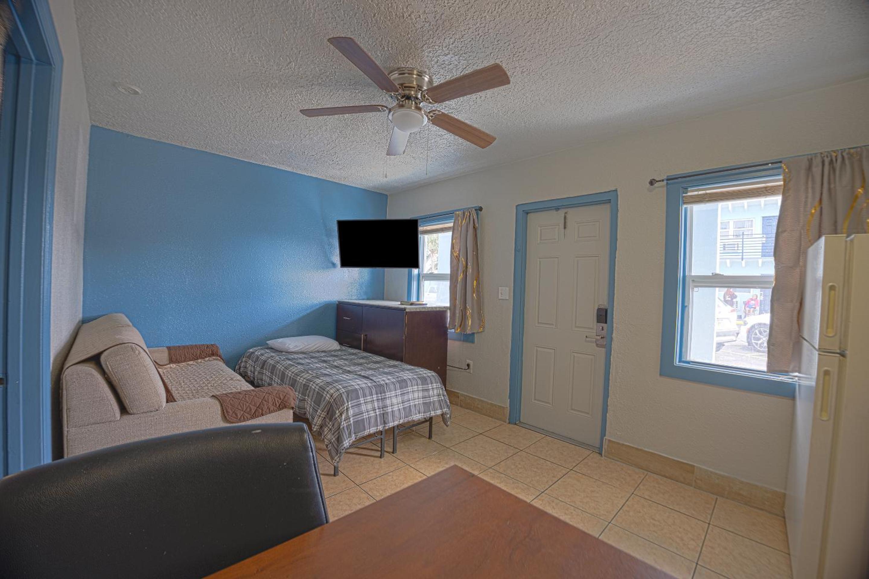 1 Bedroom Suite with  Kitchenette photo 1