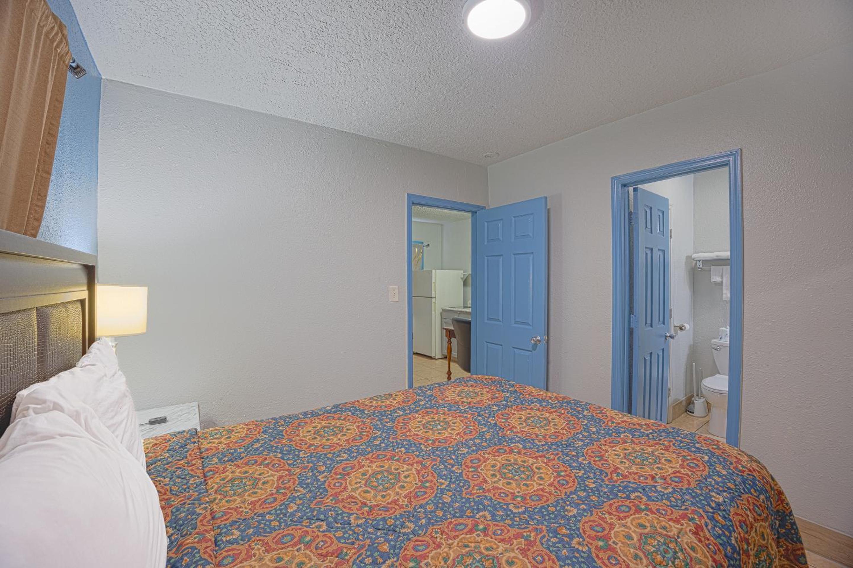 Queen Bed Accessible photo 2