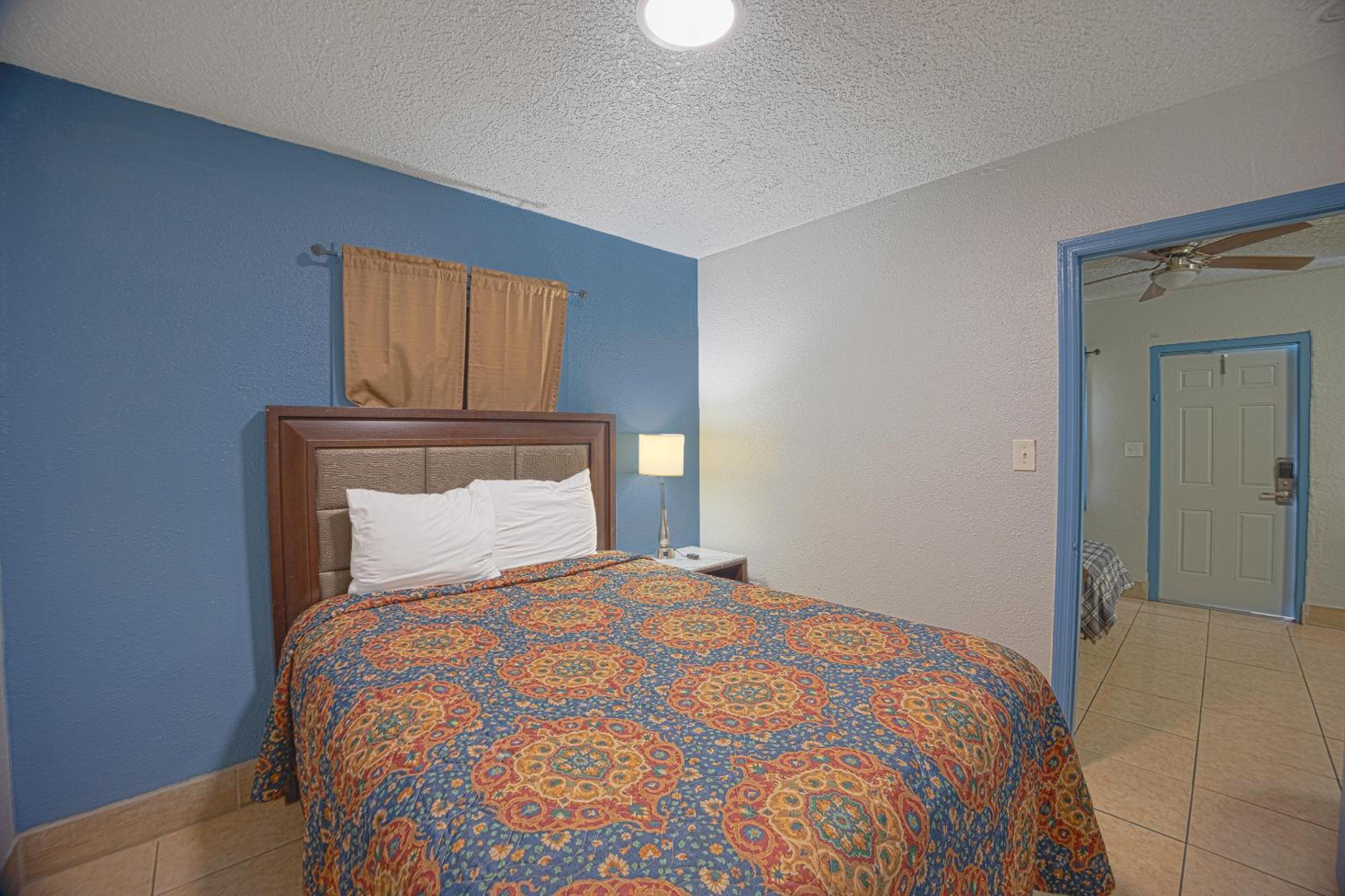Queen Bed Accessible photo 3