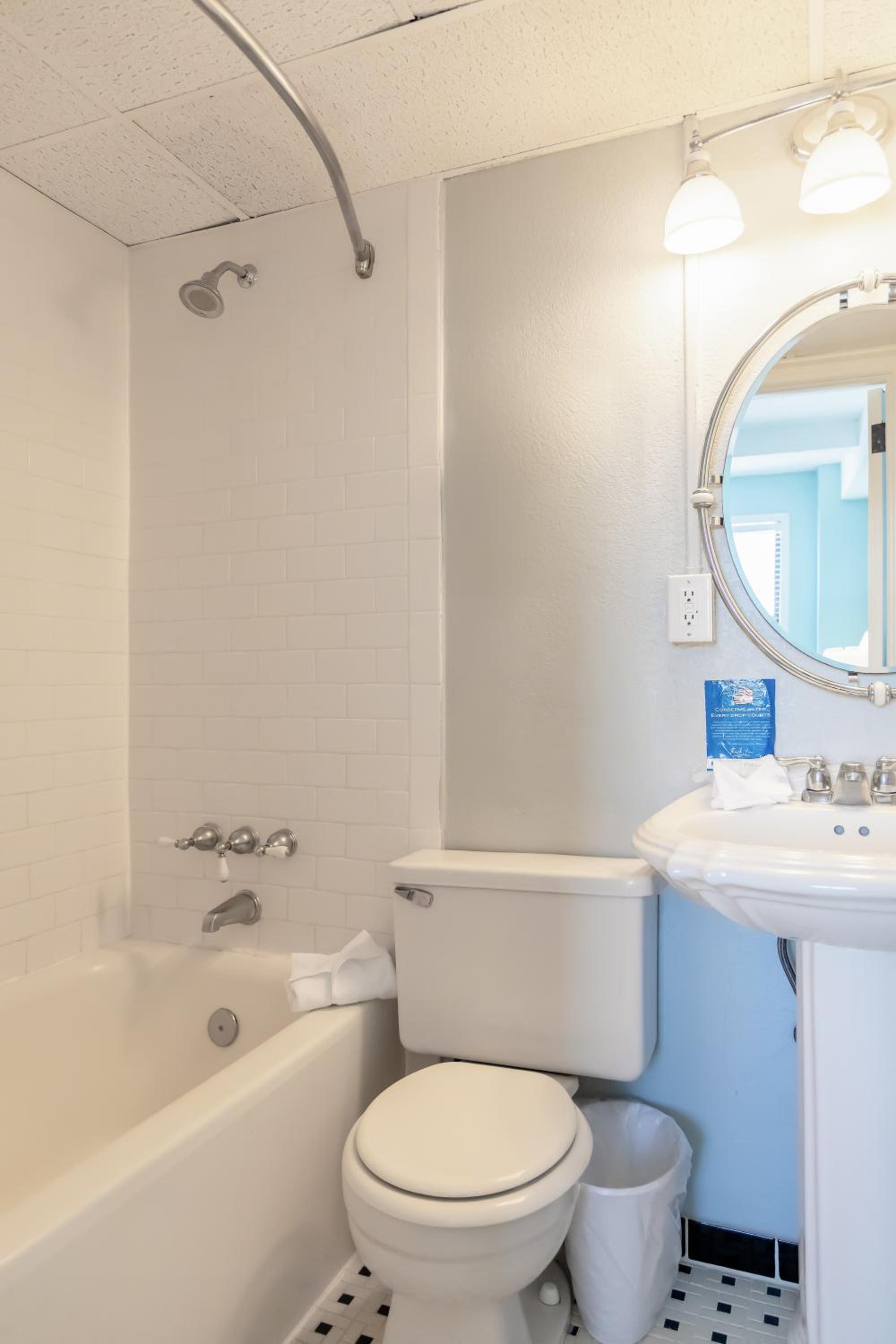 One-Bedroom Suite - Photo 13