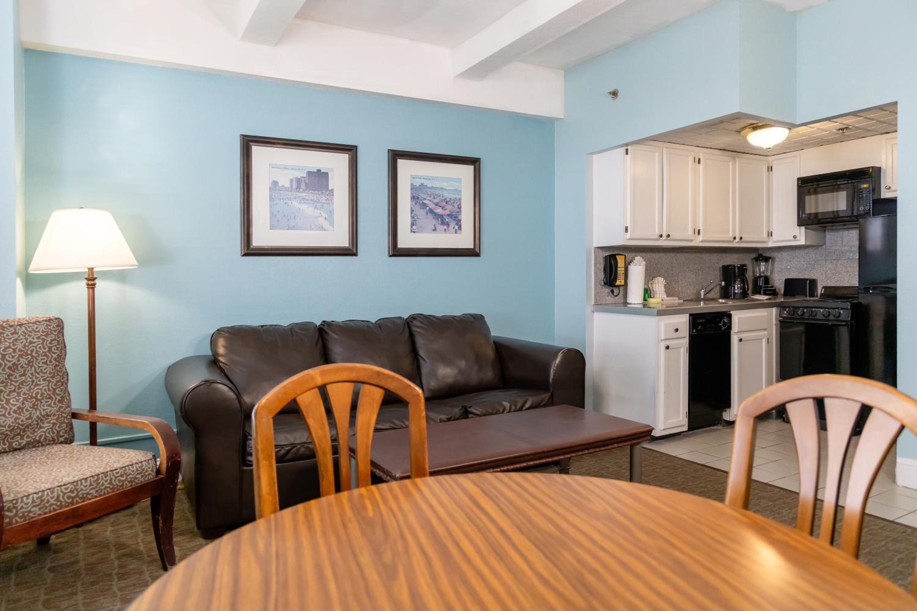 One-Bedroom Suite - Photo 5