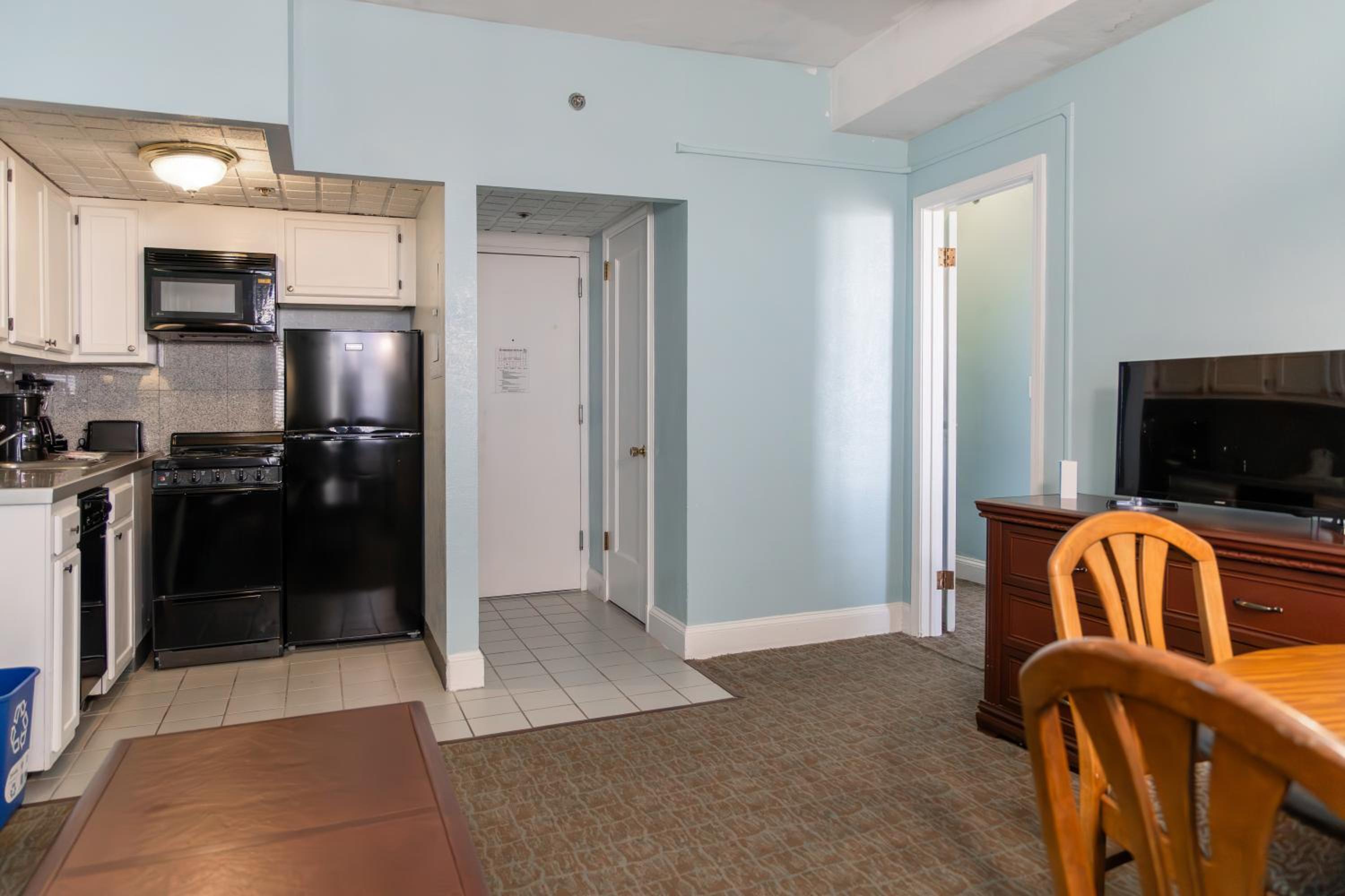 One-Bedroom Suite - Photo 2