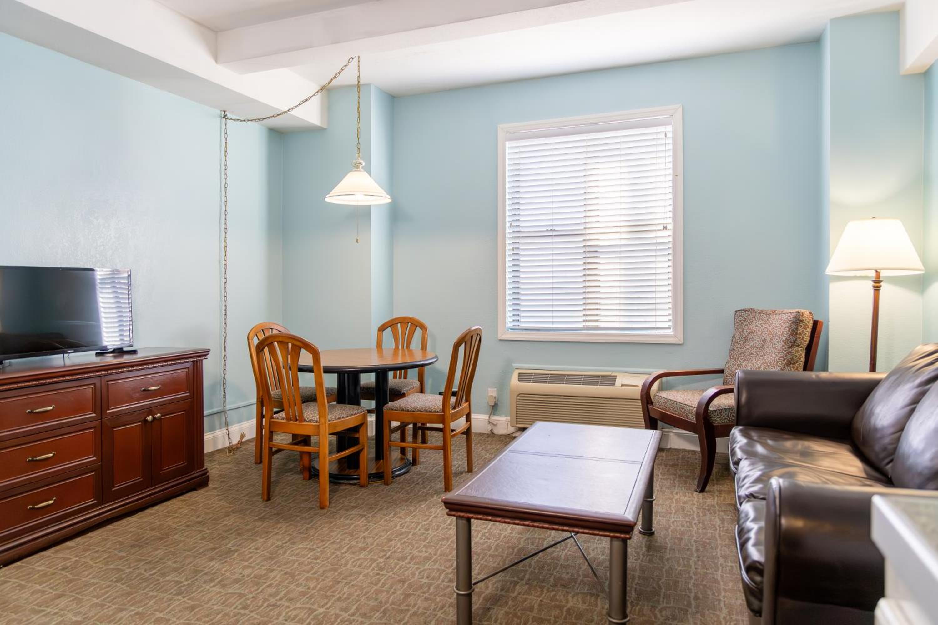 One-Bedroom Suite - Photo 4