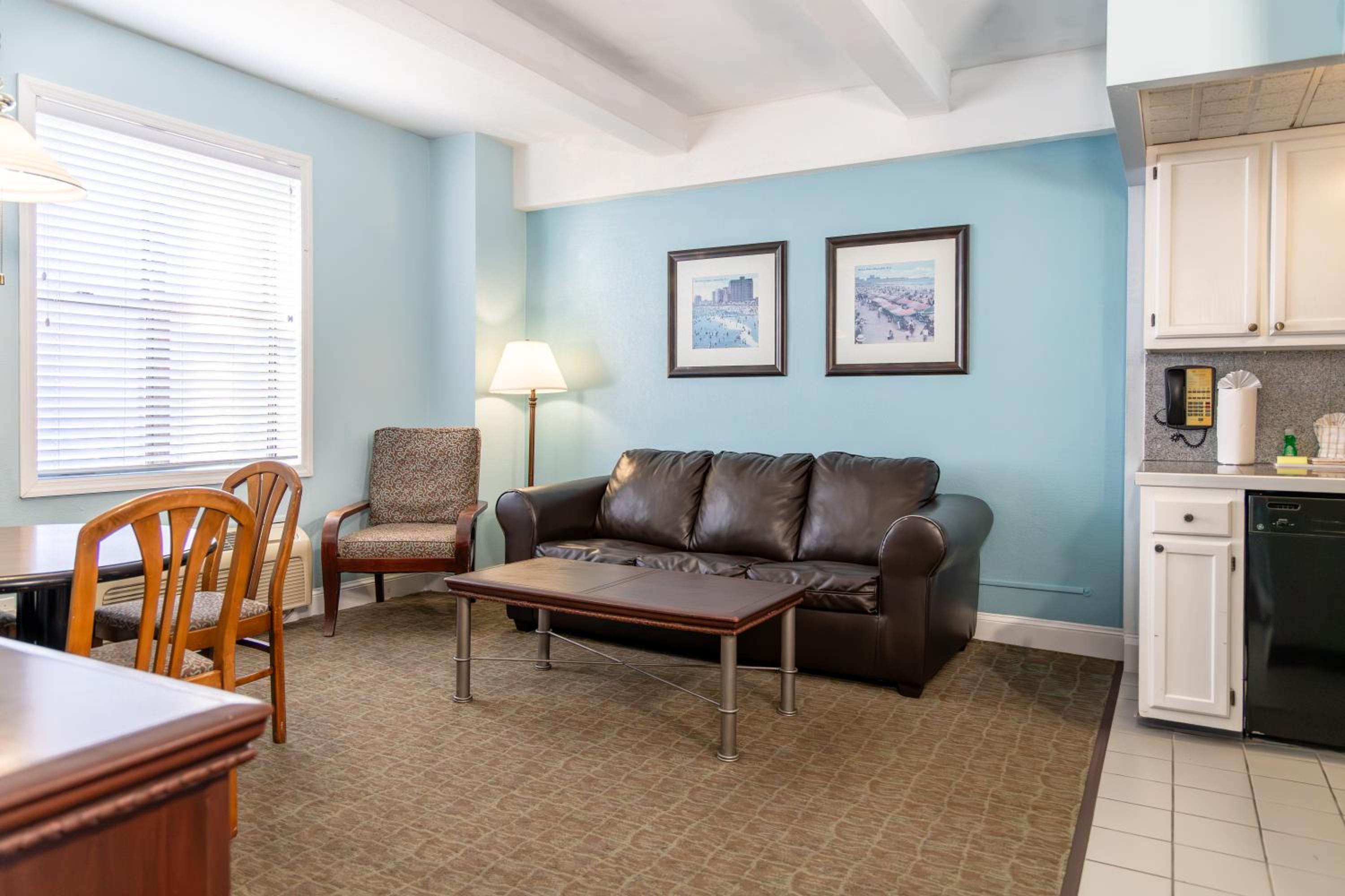 One-Bedroom Suite - Photo 3