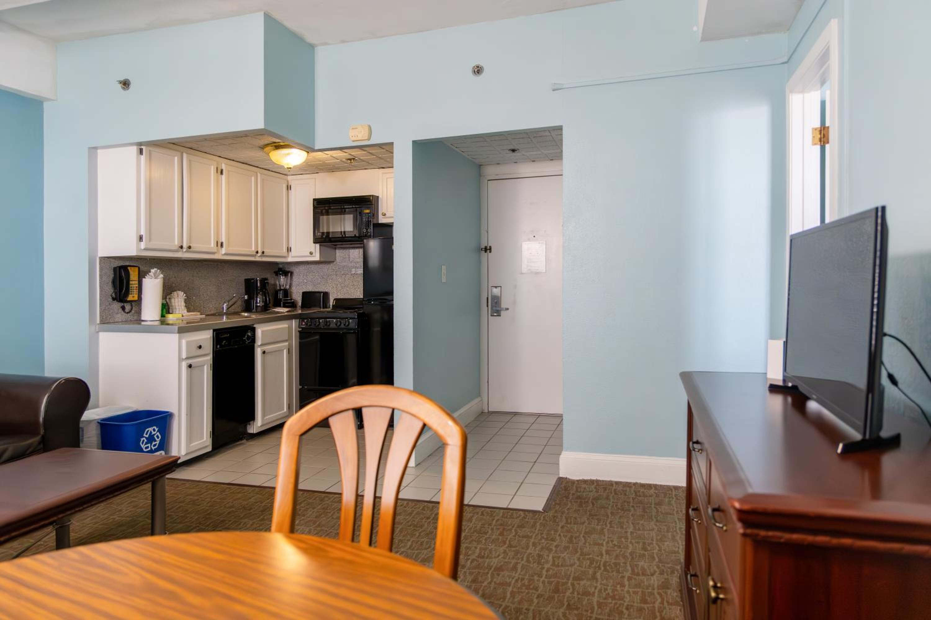 One-Bedroom Suite - Photo 6