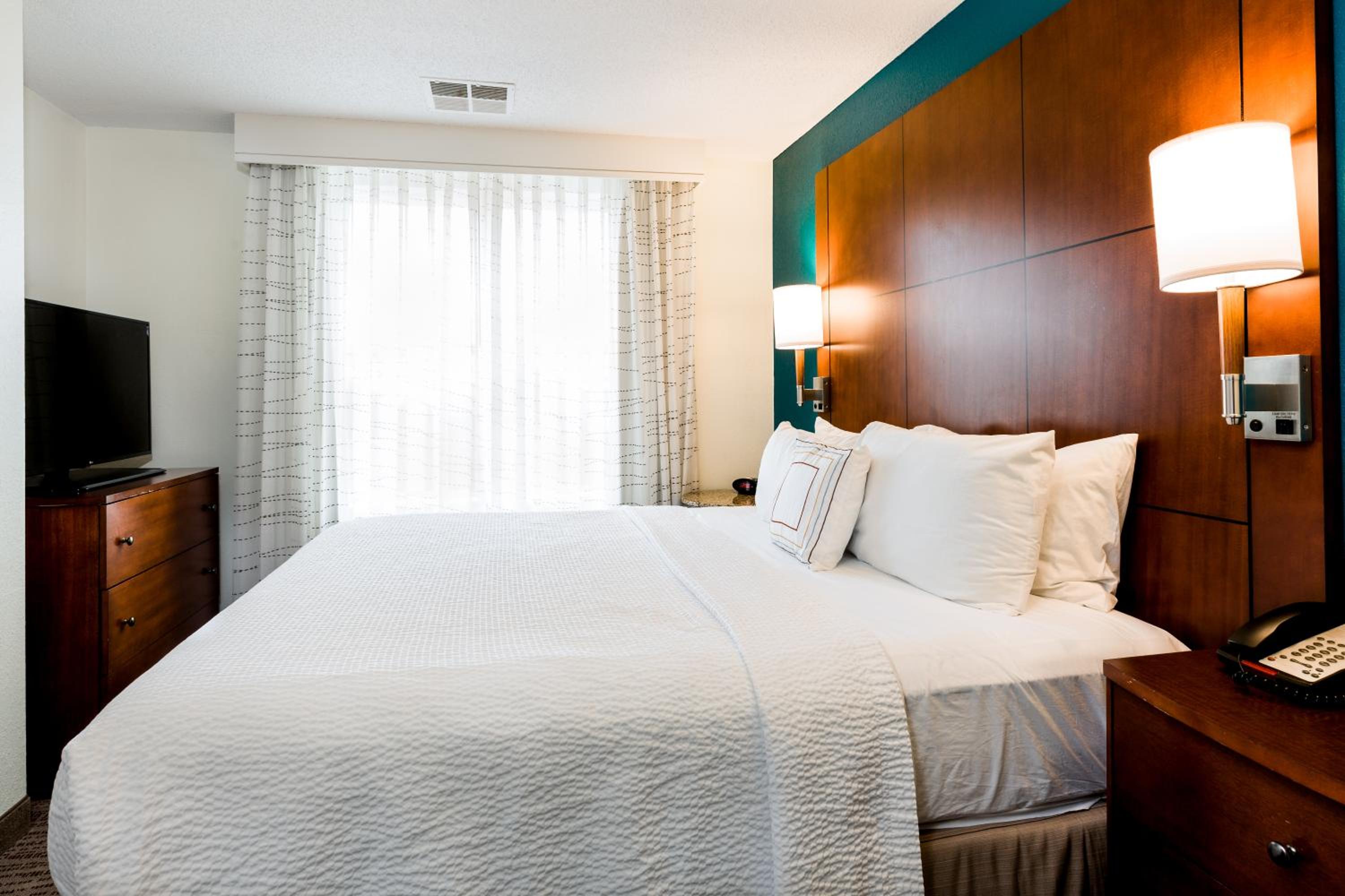 One-Bedroom King Suite - Photo 4