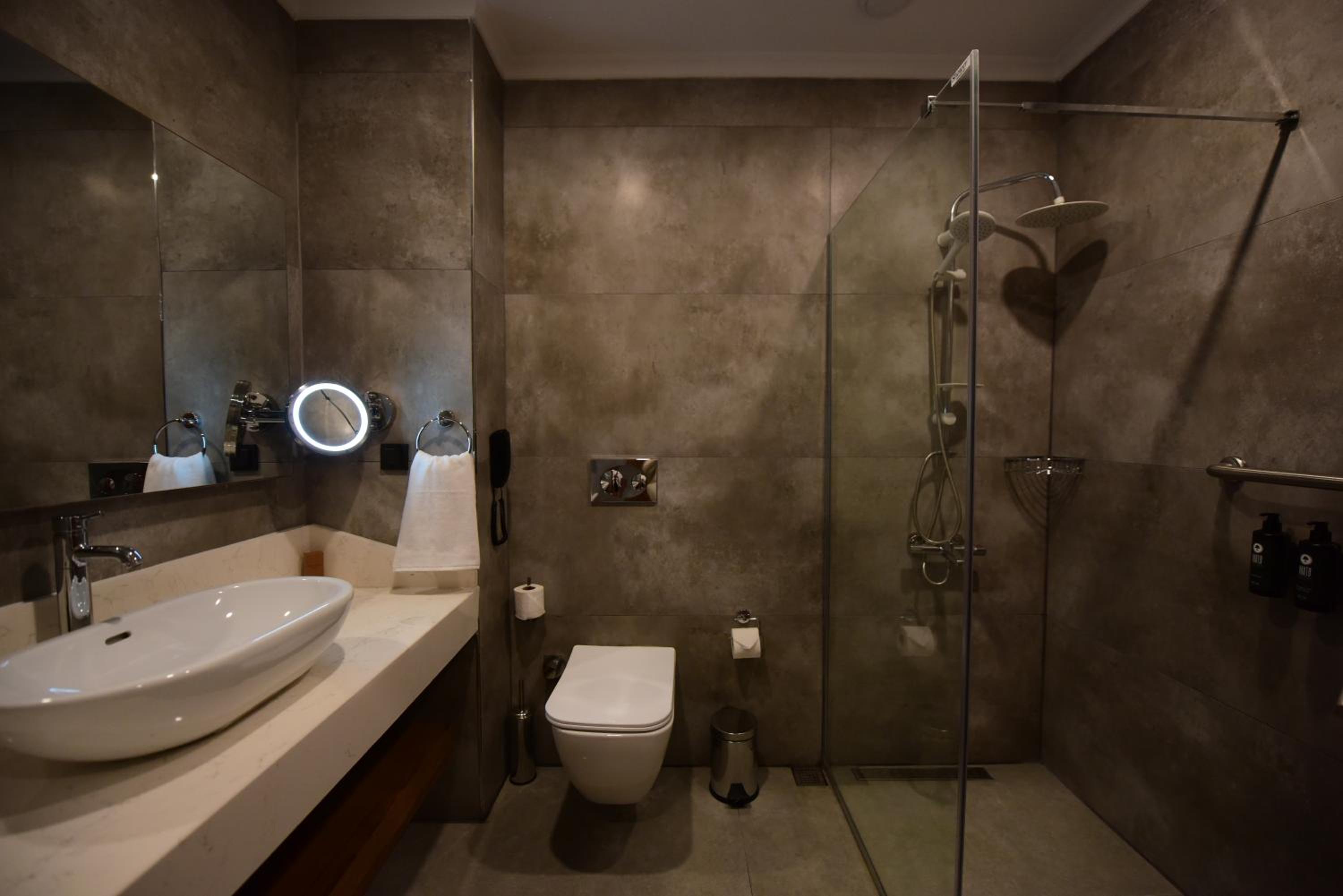 King Room - Non-Smoking - Photo 6