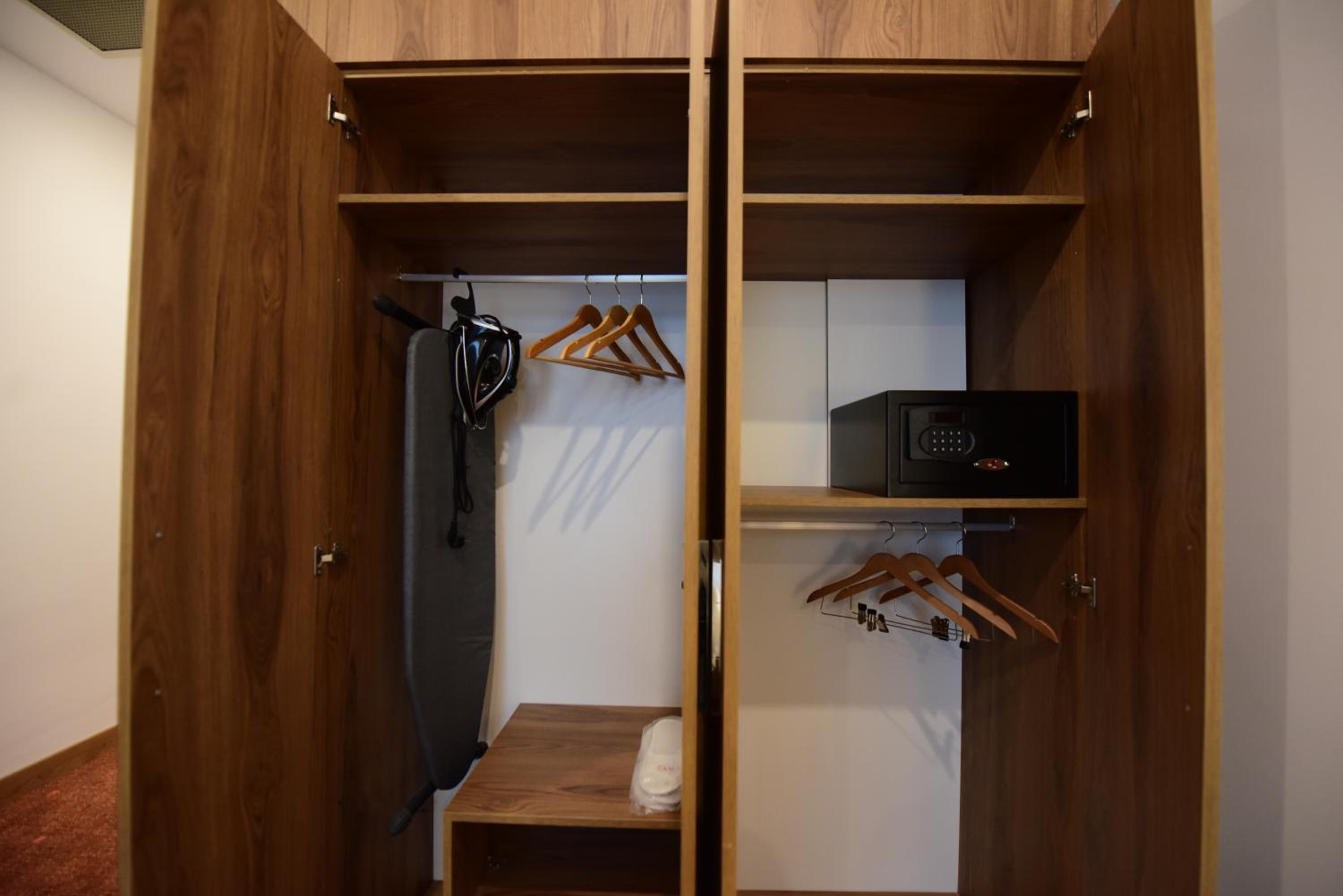 Twin Room - Non-Smoking - Photo 1
