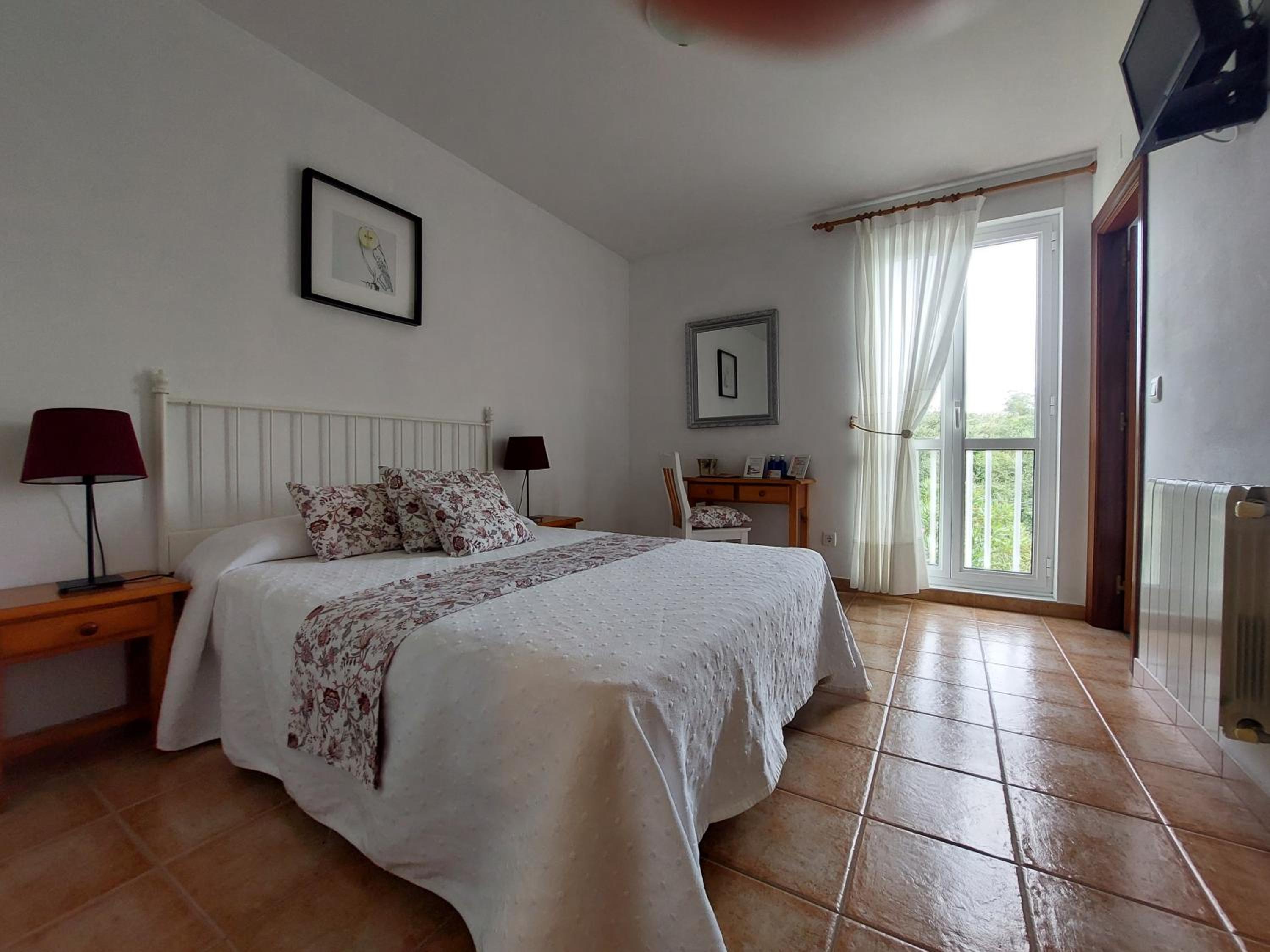 Large Double Room - Photo 4