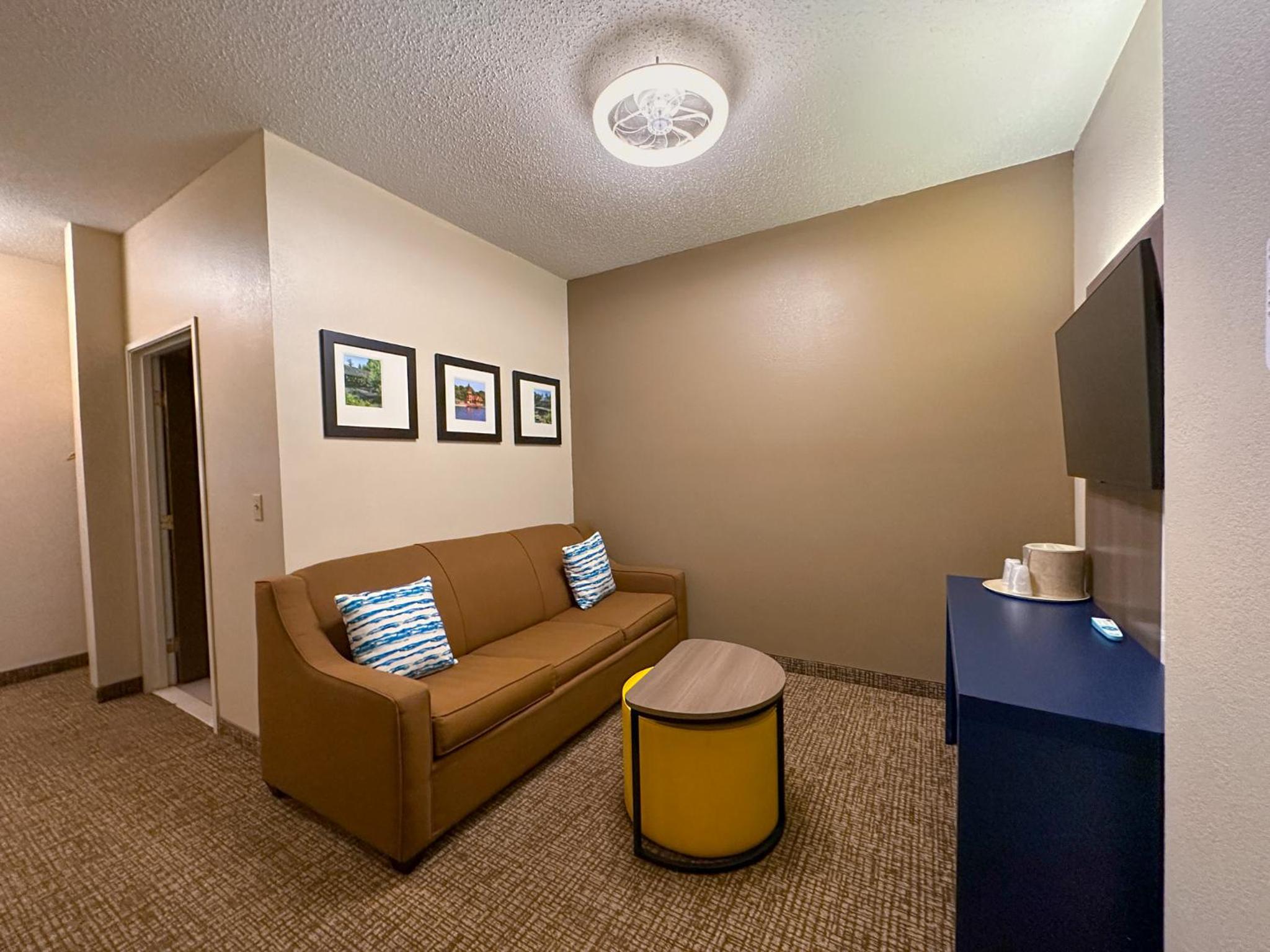 King Suite - Non-Smoking - Photo 5