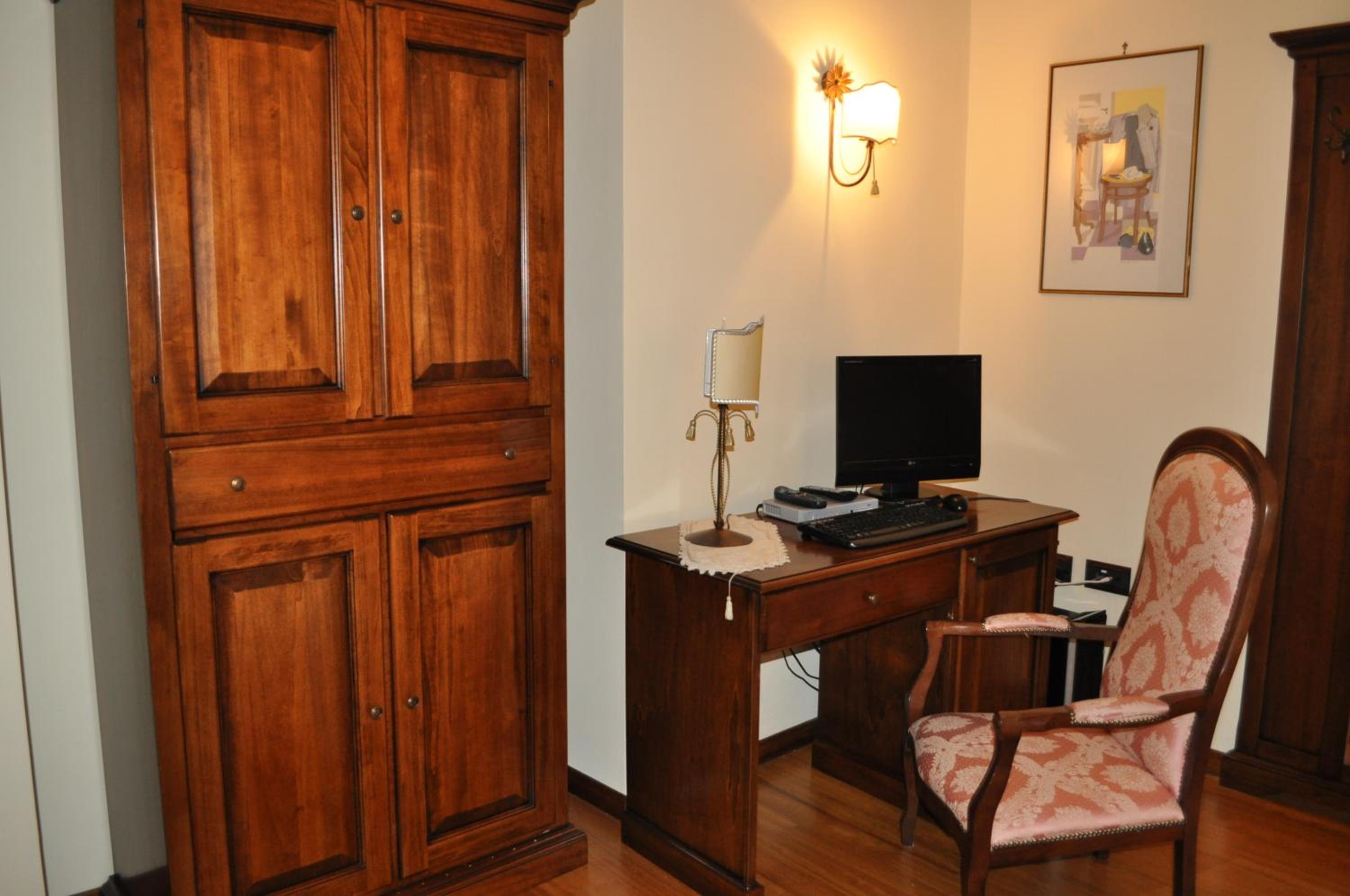 Queen Room with Shared Bathroom photo 3