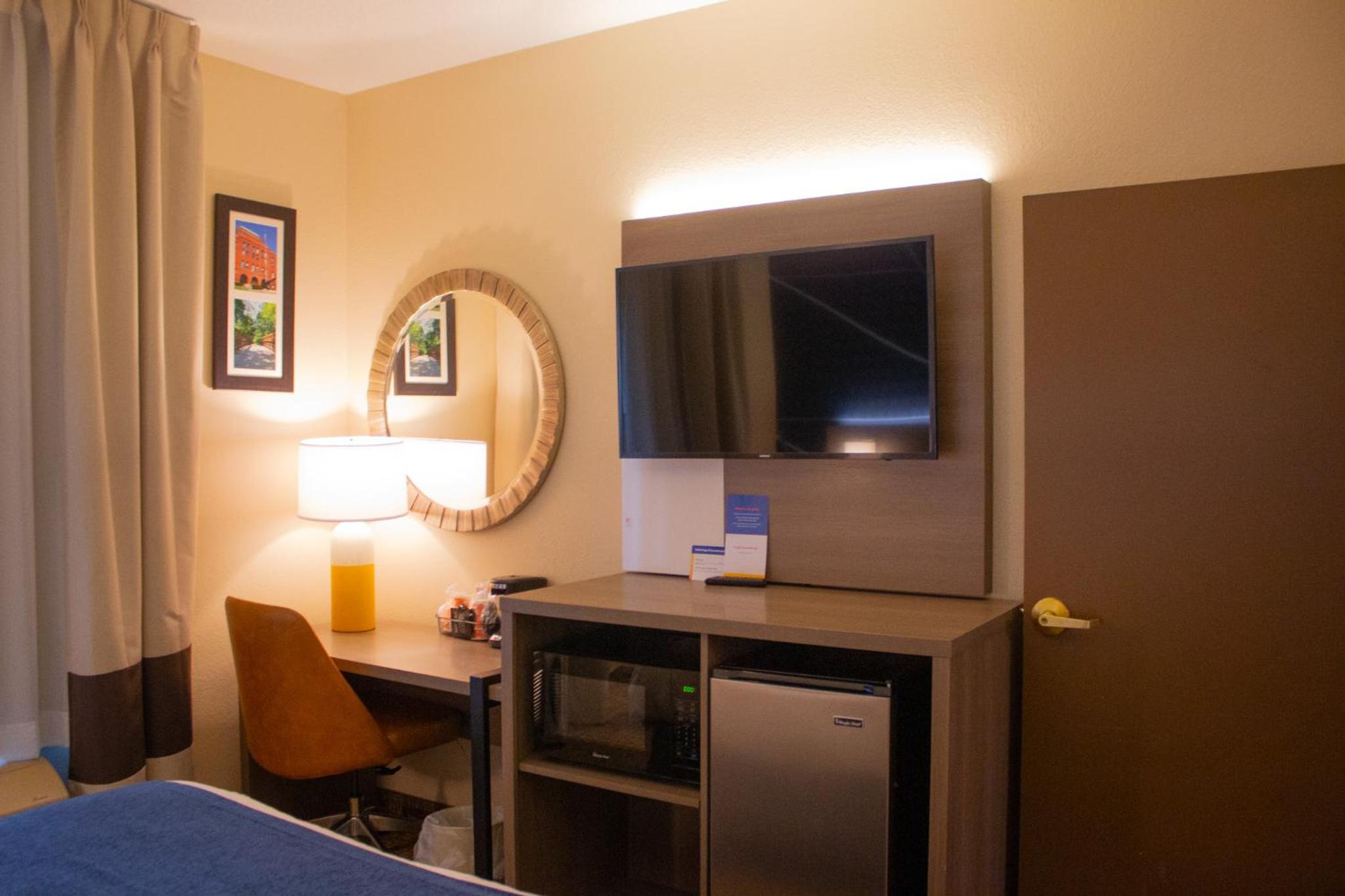 King Suite - Non-Smoking - Photo 1