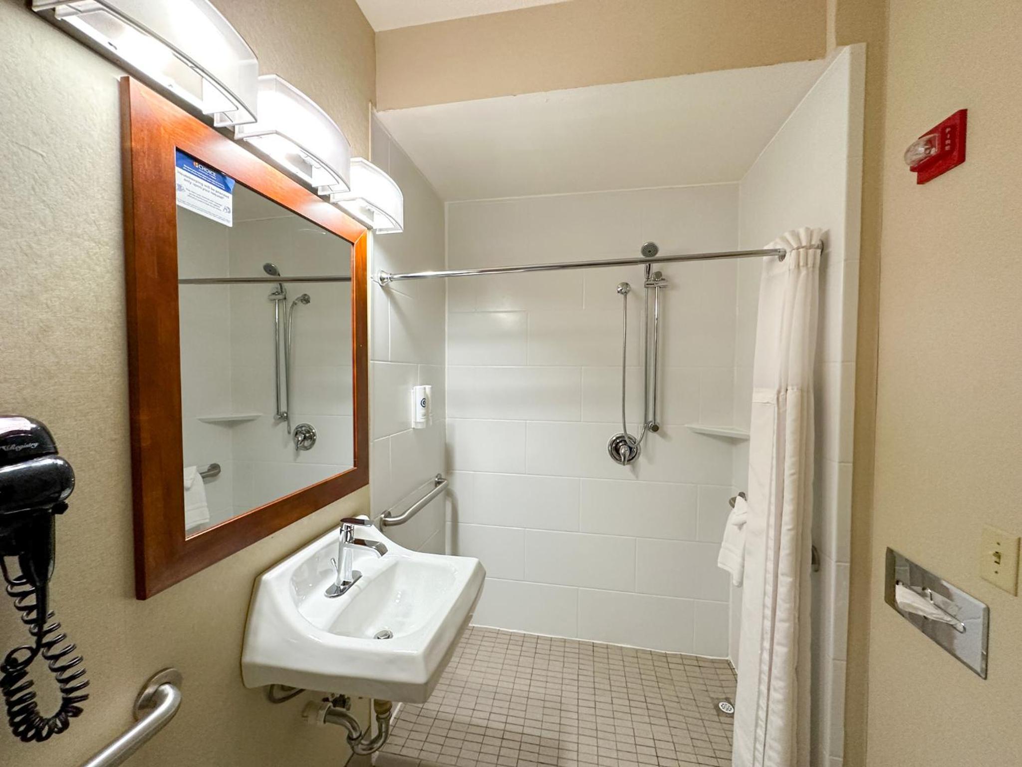 King Room - Accessible/Non-Smoking - Photo 4