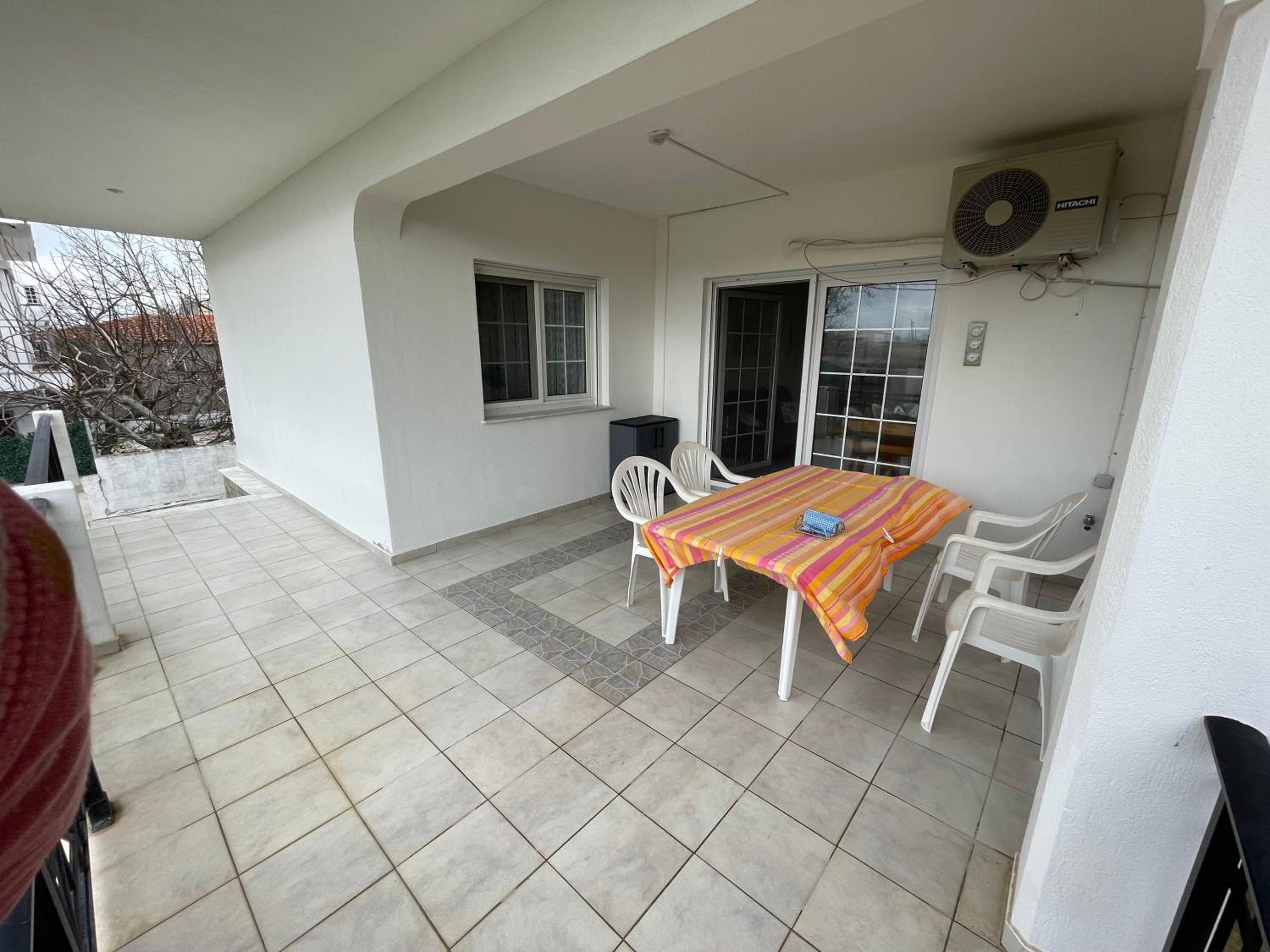 Six-Bedroom House photo 2